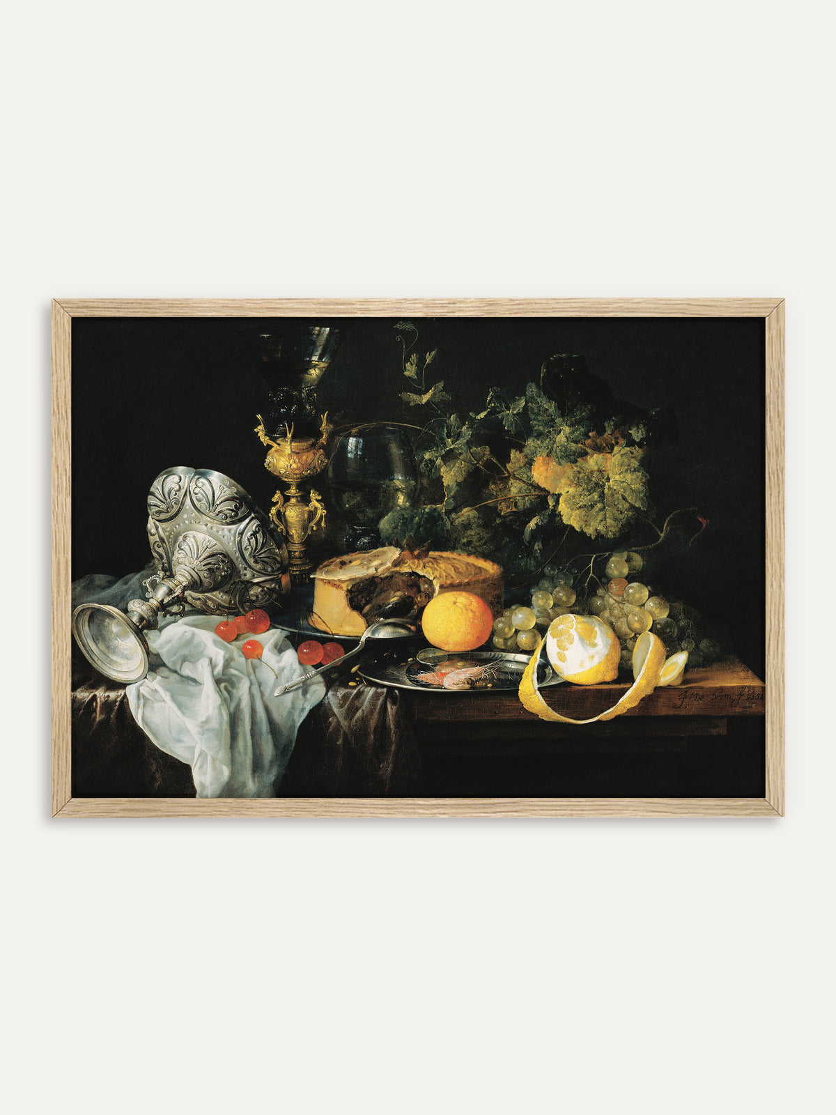 Kunstdruck, der einen gedeckten Tisch mit umgekippter Silberschale, goldenem Pokal, angeschnittener Pastete, Kirschen, Weintrauben und einer halb geschälten Zitrone vor schwarzem Hintergrund zeigt. Im Rahmen aus hellem Holz wirkt das barocke Stillleben leichter und heller. #Rahmen_Helles Holz