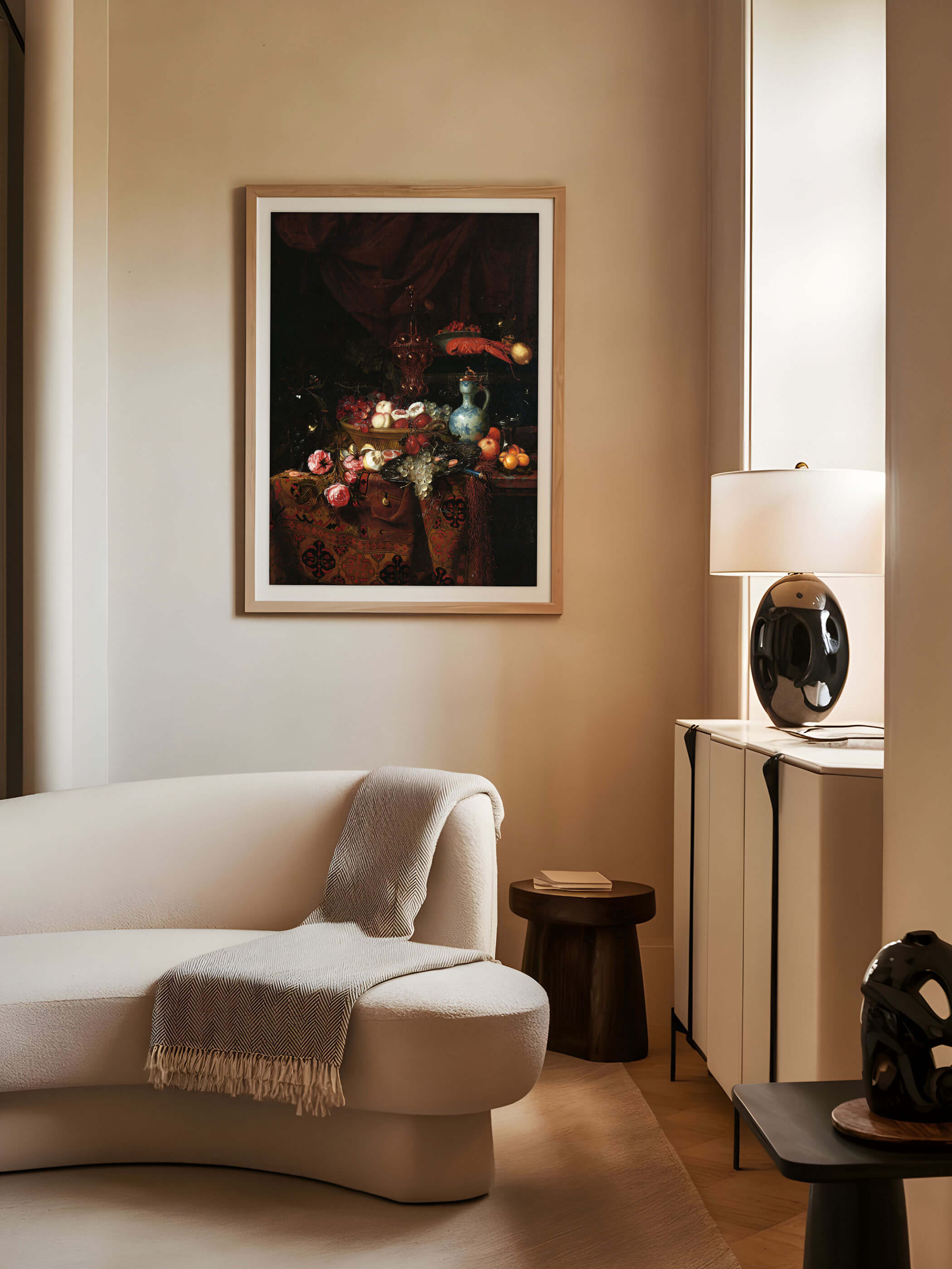 Barocker Stillleben-Kunstdruck im eleganten Wohnzimmer, gerahmt an einer cremefarbenen Wand über einer modernen cremefarbenen Couch.