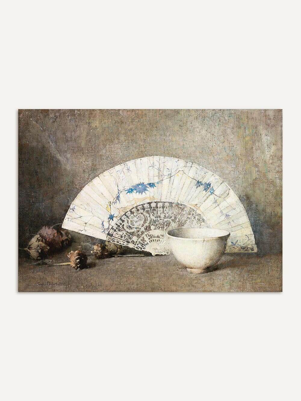 Chinoiserie Stillleben Kunstdruck mit einem eleganten Fächer, einer weißen Porzellanschale und getrockneten Blüten auf einer Tischplatte. Die sanfte Farbpalette und der dezente Vintage-Look machen es zu einer stilvollen Wanddekoration.