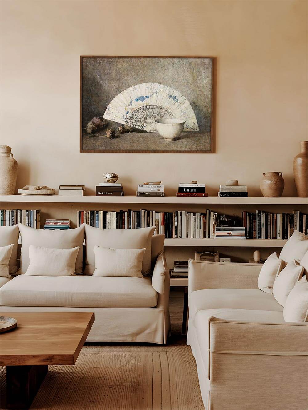 Chinoiserie Stillleben Kunstdruck in einem stilvollen Wohnzimmer über einem Bücherregal. Der kunstvoll bemalte Fächer, die Porzellanschale und getrocknete Blüten fügen sich harmonisch in die neutrale, elegante Einrichtung ein.