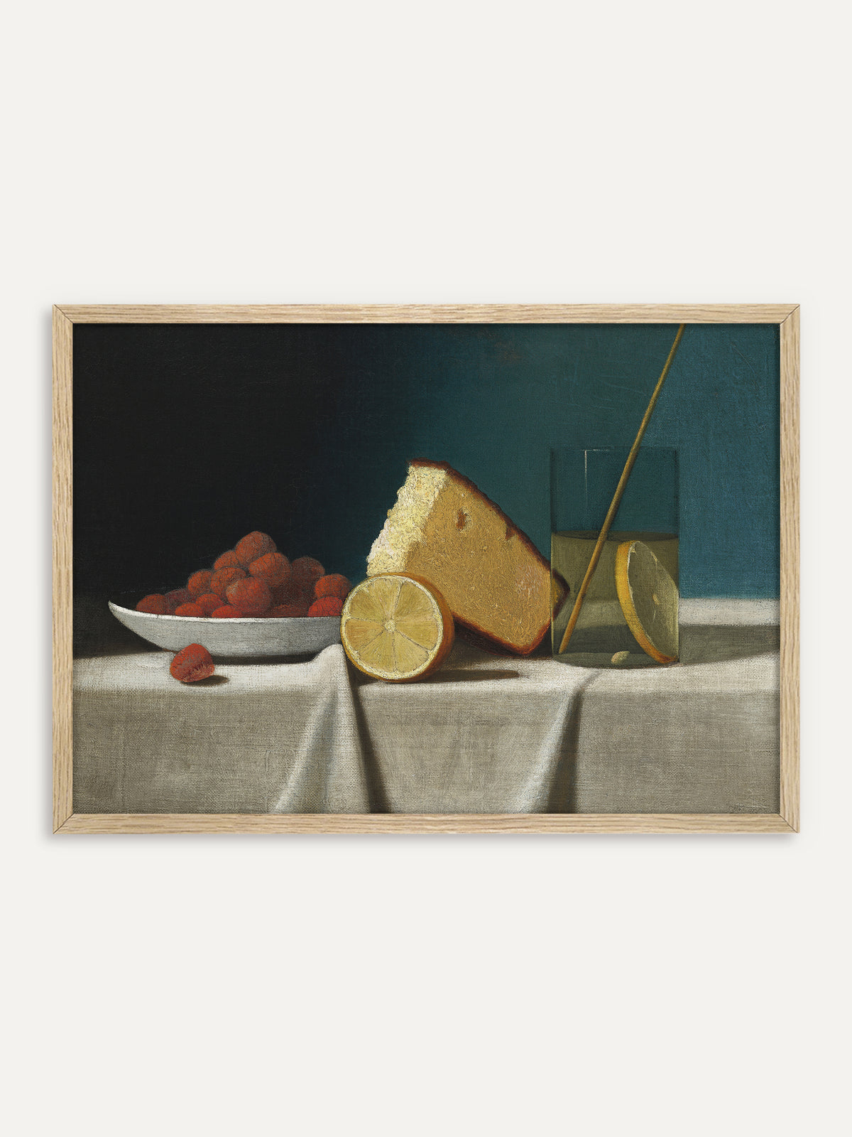 Kunstdruck, der eine weiße Schale mit Himbeeren, ein Stück Kuchen, eine halbierte Zitrone und ein Wasserglas mit Zitronenscheibe auf einem hellen Leinentuch vor dunkelgrünem Hintergrund zeigt. Im Rahmen aus hellem Holz wirkt das Vintage-Stillleben frisch und sommerlich. #Rahmen_Helles Holz