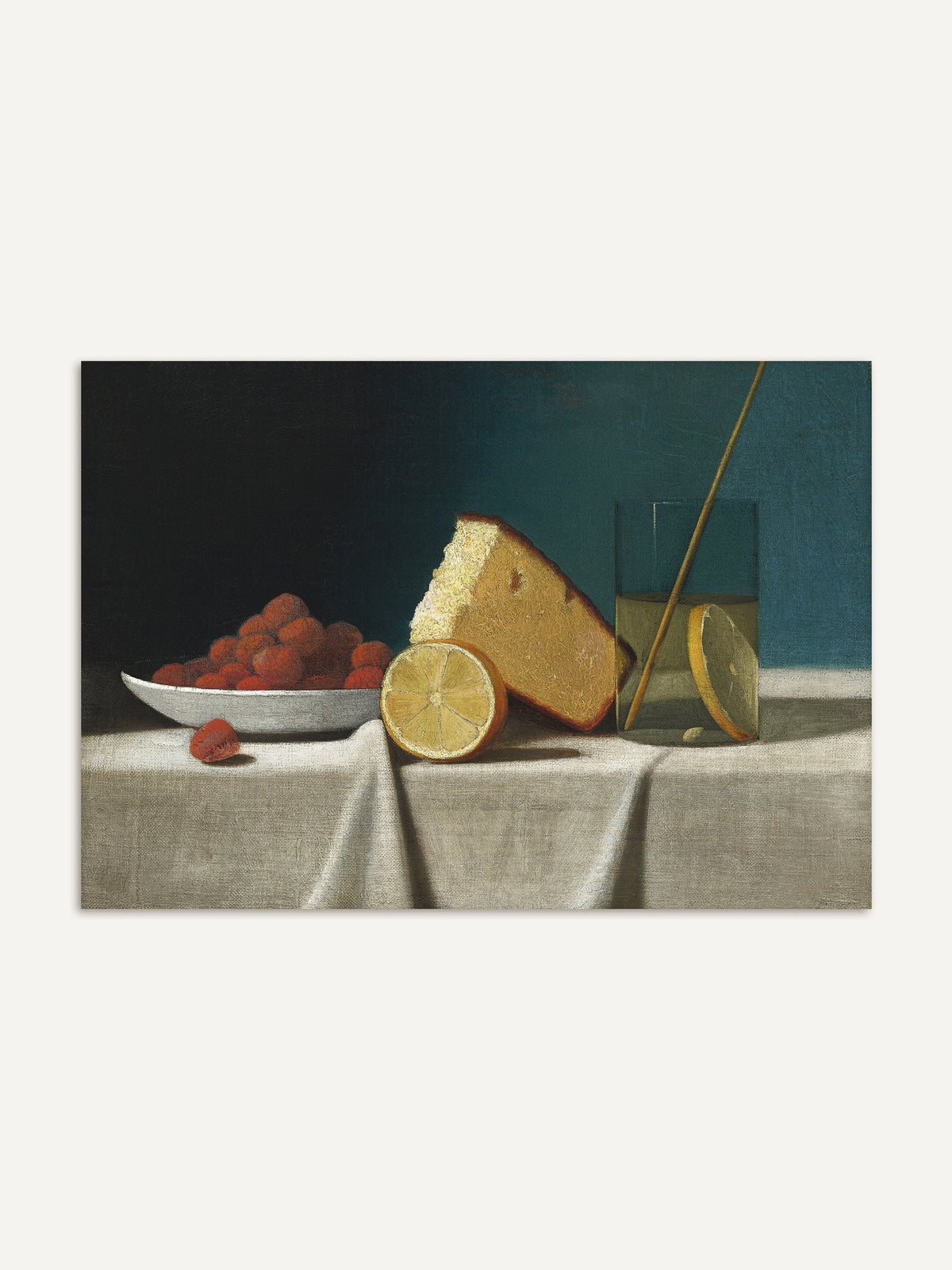 Stillleben-Kunstdruck mit einer Schale Himbeeren, einem Stück Kuchen und einer aufgeschnittenen Zitrone, die auf einem weißen Tischtuch arrangiert sind, vor einem dunklen Hintergrund. #Rahmen_Ohne Rahmen