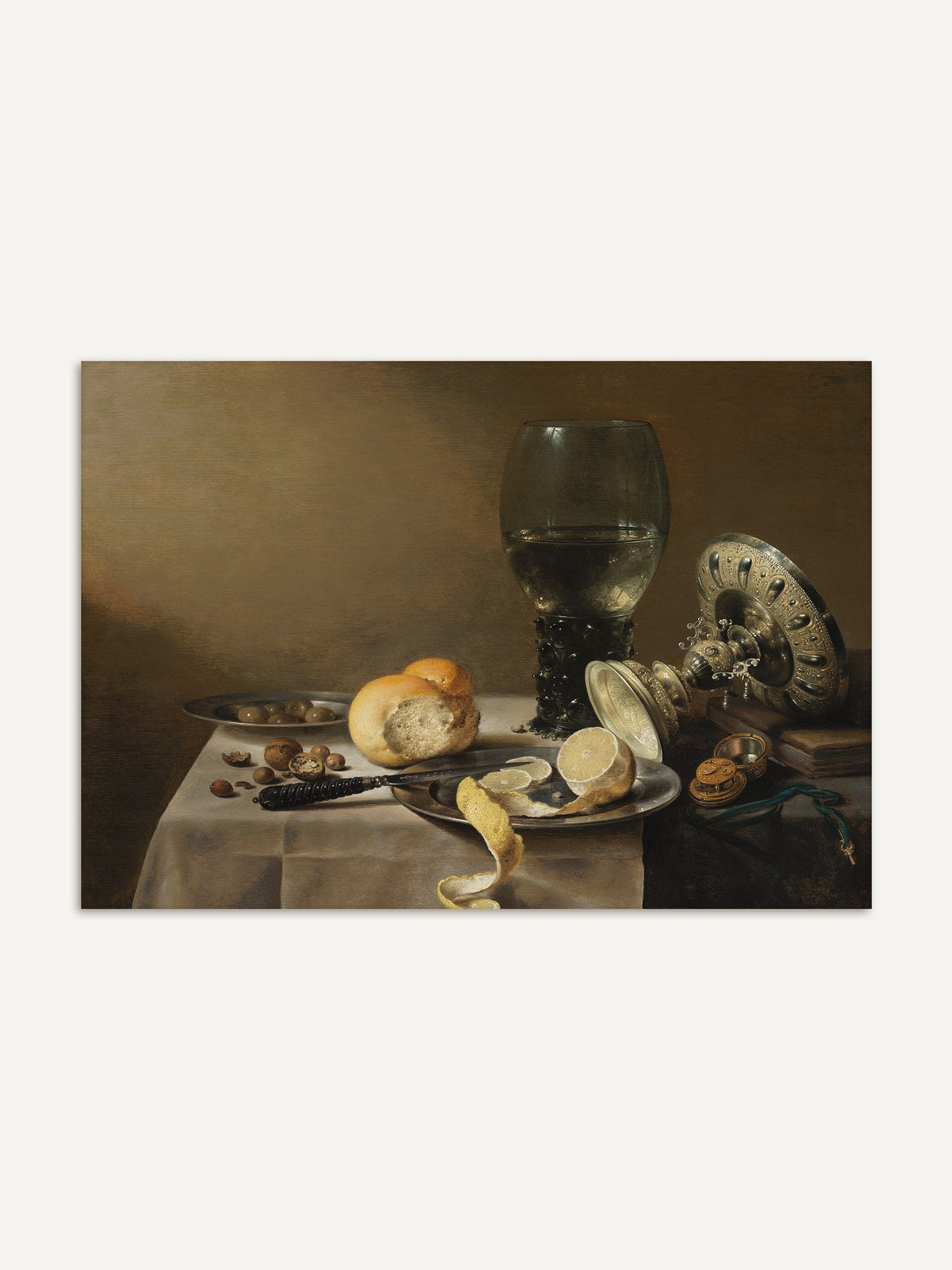 Barockes Stillleben Poster mit einem gedeckten Tisch, auf dem Brot, eine aufgeschnittene Zitrone, eine Zitronenschale, Nüsse und ein Weinglas neben einem kunstvoll verzierten Trinkgefäß liegen. Fein ausgearbeitetes Kunstdruckmotiv im klassischen Barockstil. #Rahmen_Ohne Rahmen