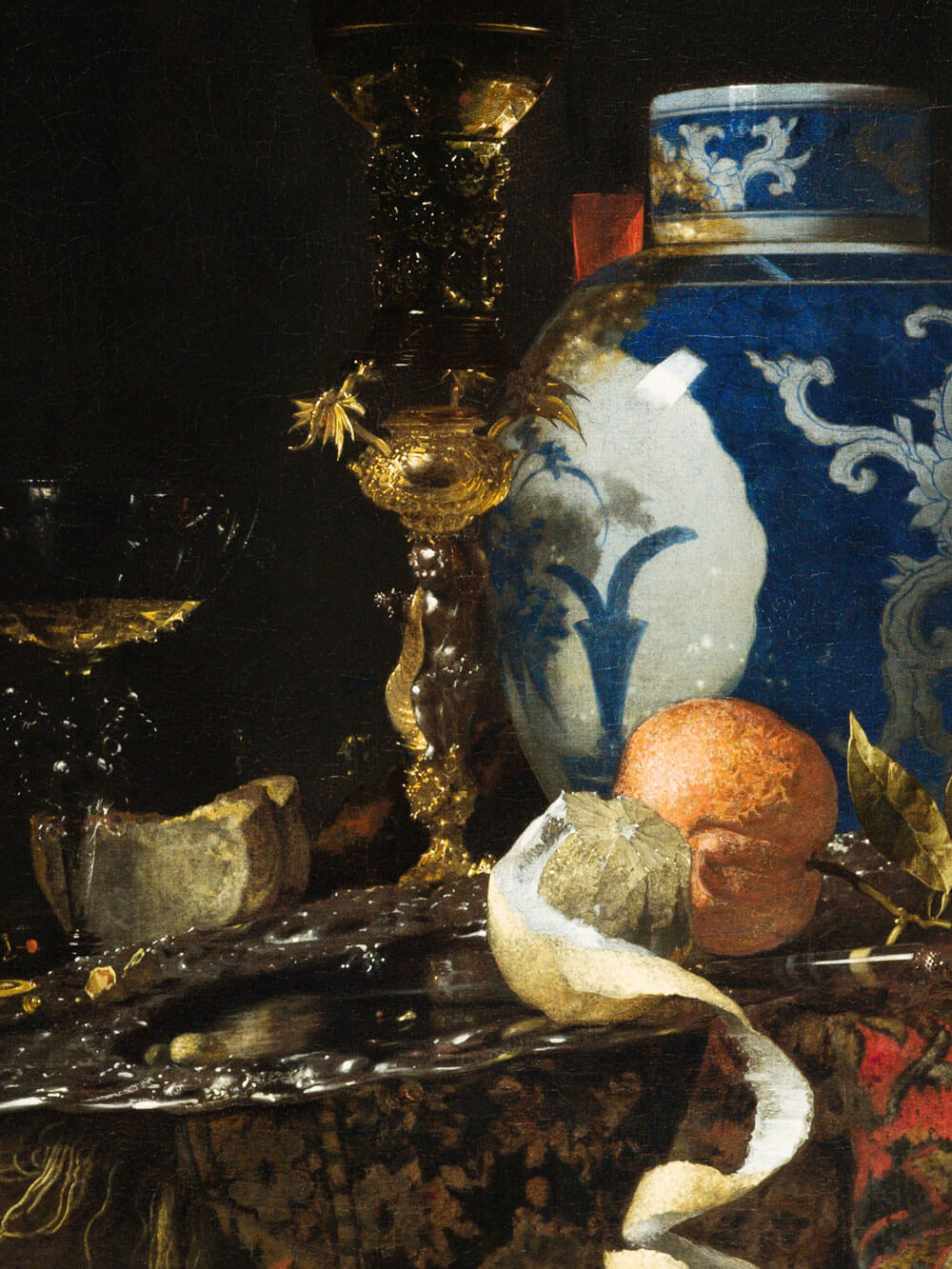 Detail eines barocken Stillleben Posters mit kunstvoll verzierter, blau-weißer Vase, einer geschälten Zitrone und einem vergoldeten Kelch auf einem reich verzierten Tuch.