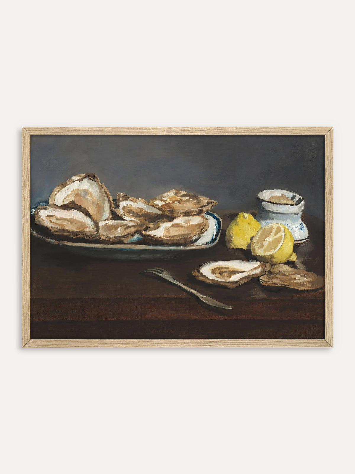 Kunstdruck, der geöffnete Austern auf einer blau-weißen Platte, eine halbierte Zitrone, einen kleinen Porzellantopf und eine Gabel auf einem dunklen Holztisch vor graublauem Hintergrund zeigt. Im Rahmen aus hellem Holz bringt das Vintage-Küchenmotiv französisches Bistro-Flair an die Wand. #Rahmen_Helles Holz