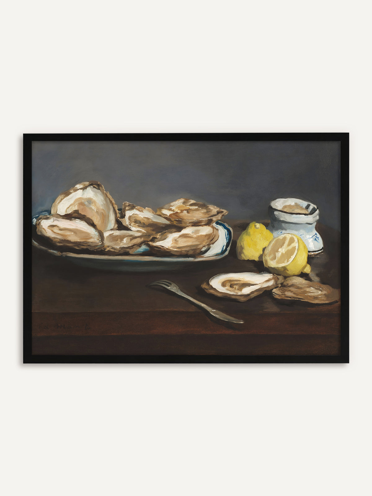 Gerahmtes Poster, das geöffnete Austern auf einer blau-weißen Platte, eine halbierte Zitrone, einen kleinen Porzellantopf und eine Gabel auf einem dunklen Holztisch vor graublauem Hintergrund zeigt. Mit schwarzem Rahmen wird das Vintage-Austernbild klar und elegant. #Rahmen_Schwarz