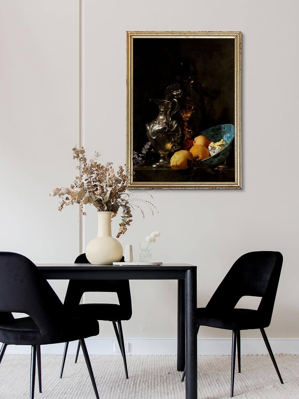 Der barocke Kunstdruck mit Früchten und Silberkanne bringt klassische Eleganz an die Esszimmerwand. In moderner Umgebung wird er zum zeitlosen Blickfang.