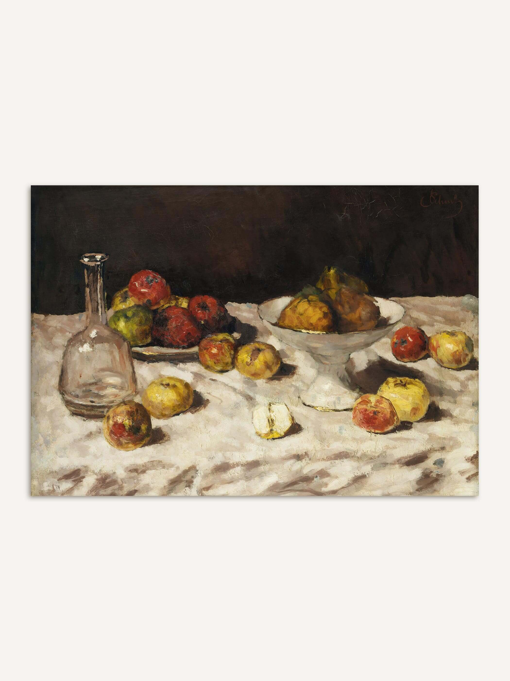 Querformatiges Stillleben mit Äpfeln, Birnen, einer Glaskaraffe und einer weißen Kompottschale auf zerknittertem Tischtuch vor dunklem Hintergrund. Der Kunstdruck zeigt eine klassische Obstkomposition in warmen Erd- und Rottönen.