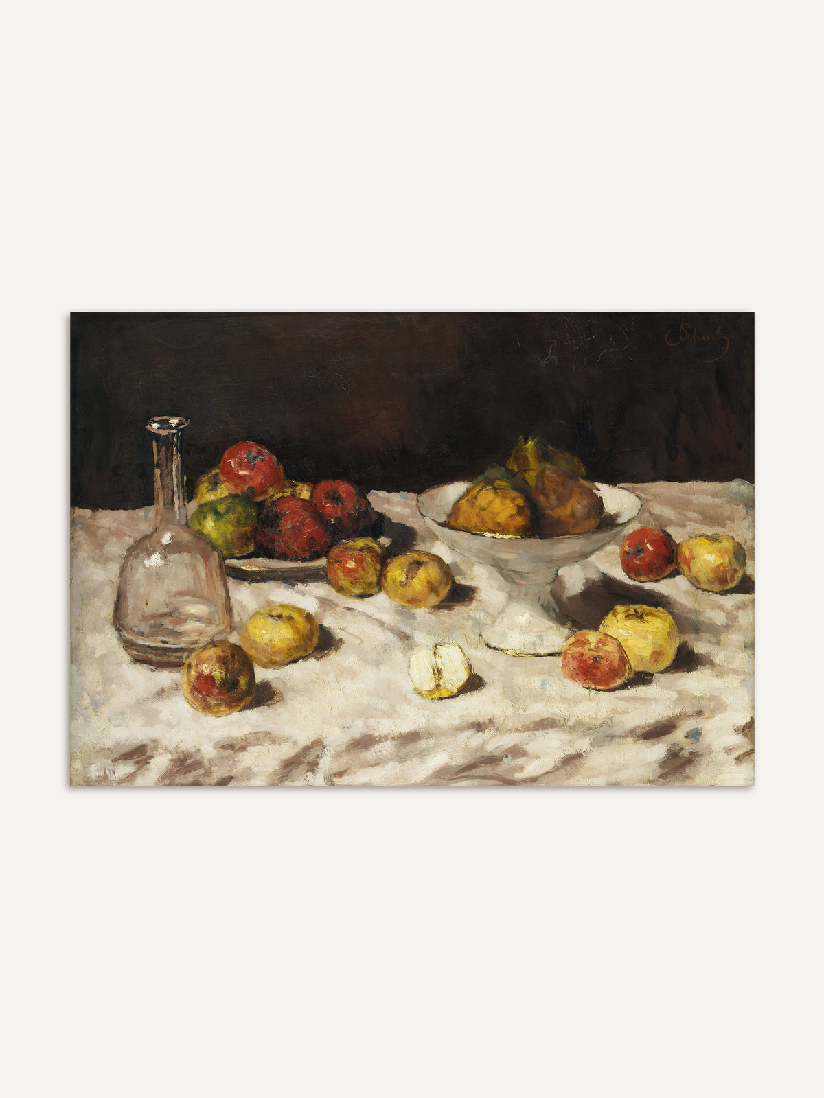Querformatiges Stillleben mit Äpfeln, Birnen, einer Glaskaraffe und einer weißen Kompottschale auf zerknittertem Tischtuch vor dunklem Hintergrund. Der Kunstdruck zeigt eine klassische Obstkomposition in warmen Erd- und Rottönen. #Rahmen_Ohne Rahmen