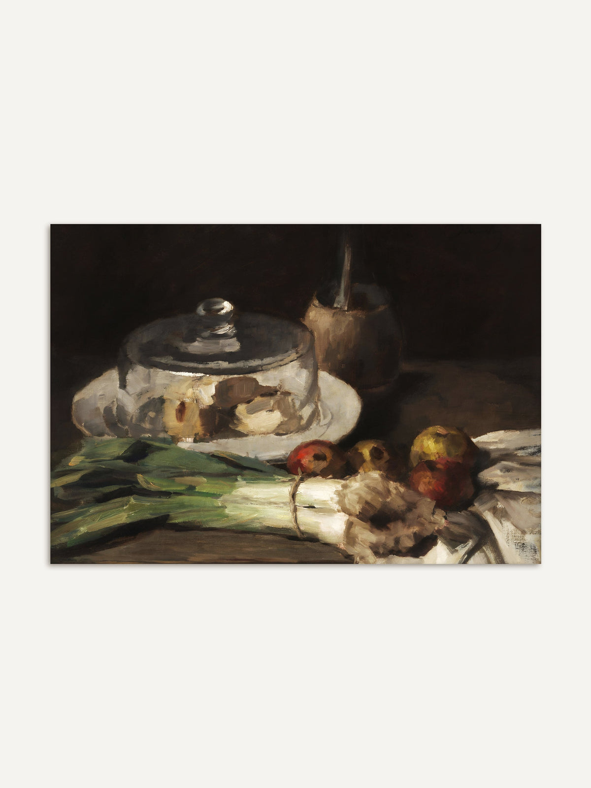 Stillleben mit einer gläsernen Käseglocke, einem Salzfass mit Löffel, Lauchstangen und Äpfeln auf hellem Tuch vor dunklem Hintergrund. Der Vintage Kunstdruck zeigt eine klassische Küchenszene in gedeckten Braun- und Grüntönen. #Rahmen_Ohne Rahmen