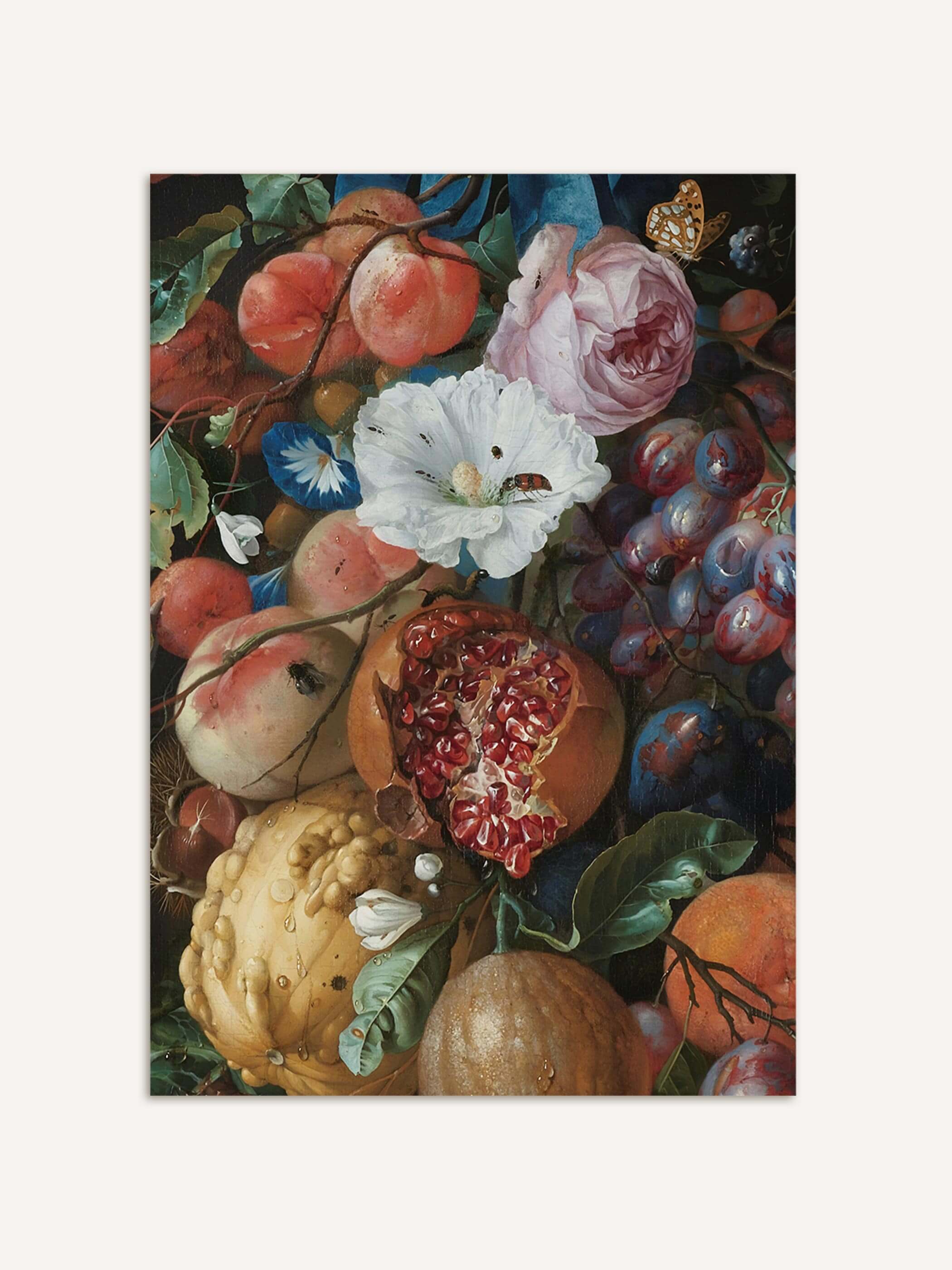Barockes Stillleben mit Pfirsichen, aufgebrochenem Granatapfel, dunklen Trauben und rosa sowie weißen Blüten vor tiefschwarzem Hintergrund. Der Kunstdruck zeigt die dichte, farbintensive Komposition mit Schmetterling und Insekten im Detail.