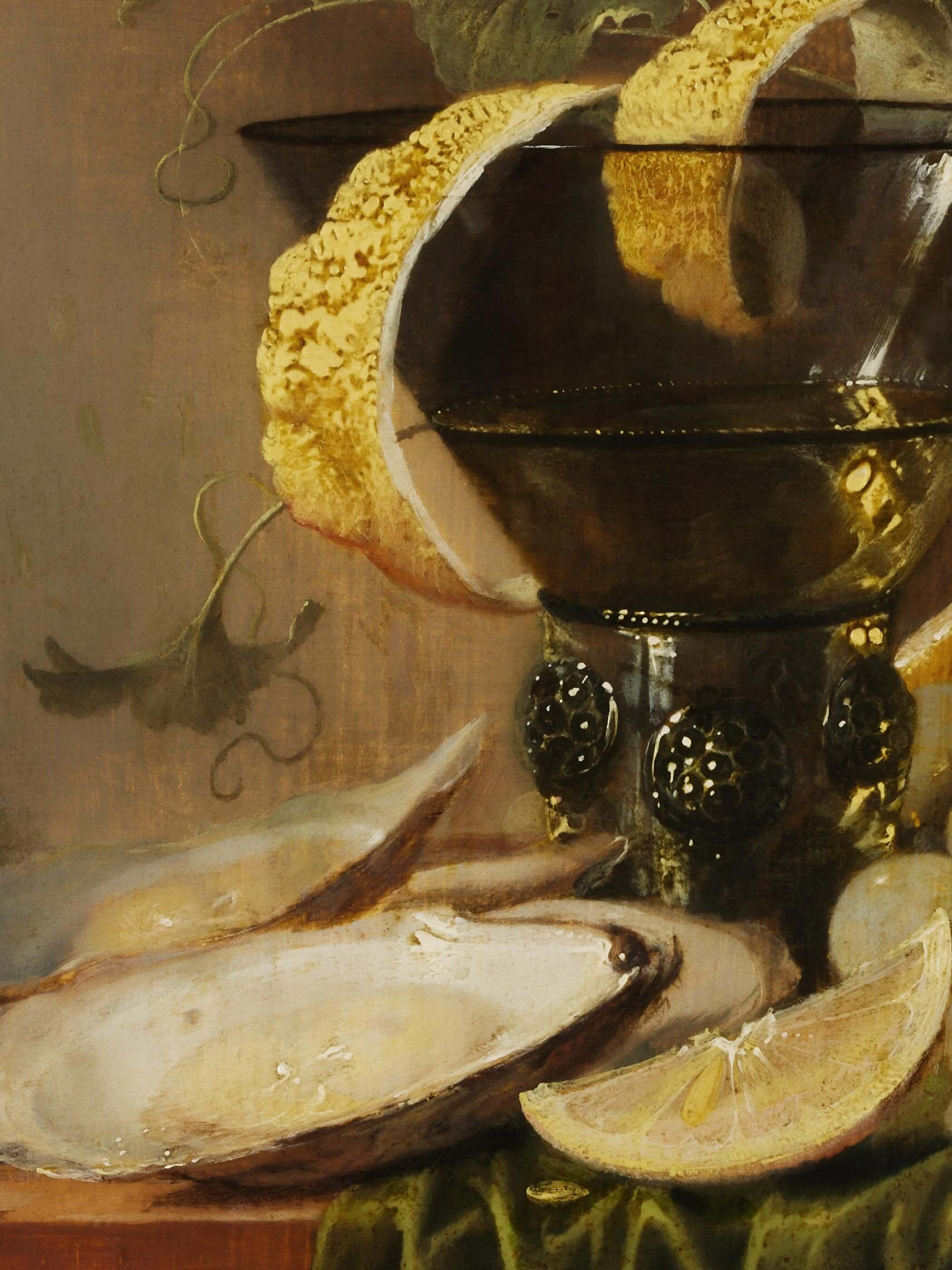 Nahaufnahme des verzierten Römerglases, der Austern und der Zitronenschale mit feinen Lichtreflexen auf Glas und Perlmutt. Die präzise Maltechnik und die warmen Goldtöne zeigen die Qualität dieses Barock Kunstdrucks im Detail.