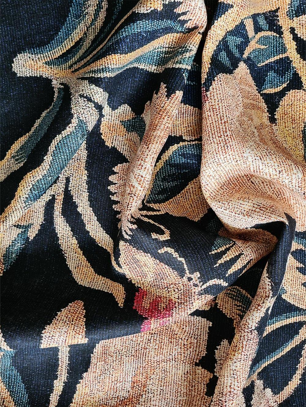 Nahaufnahme des Leinenstoffs mit weichem Fall zeigt die gewebte Struktur und das florale Motiv in gedeckten Naturfarben. Die Textur des Wandbehangs wirkt hochwertig und betont den handwerklichen Charakter des dekorativen Wandbilds.