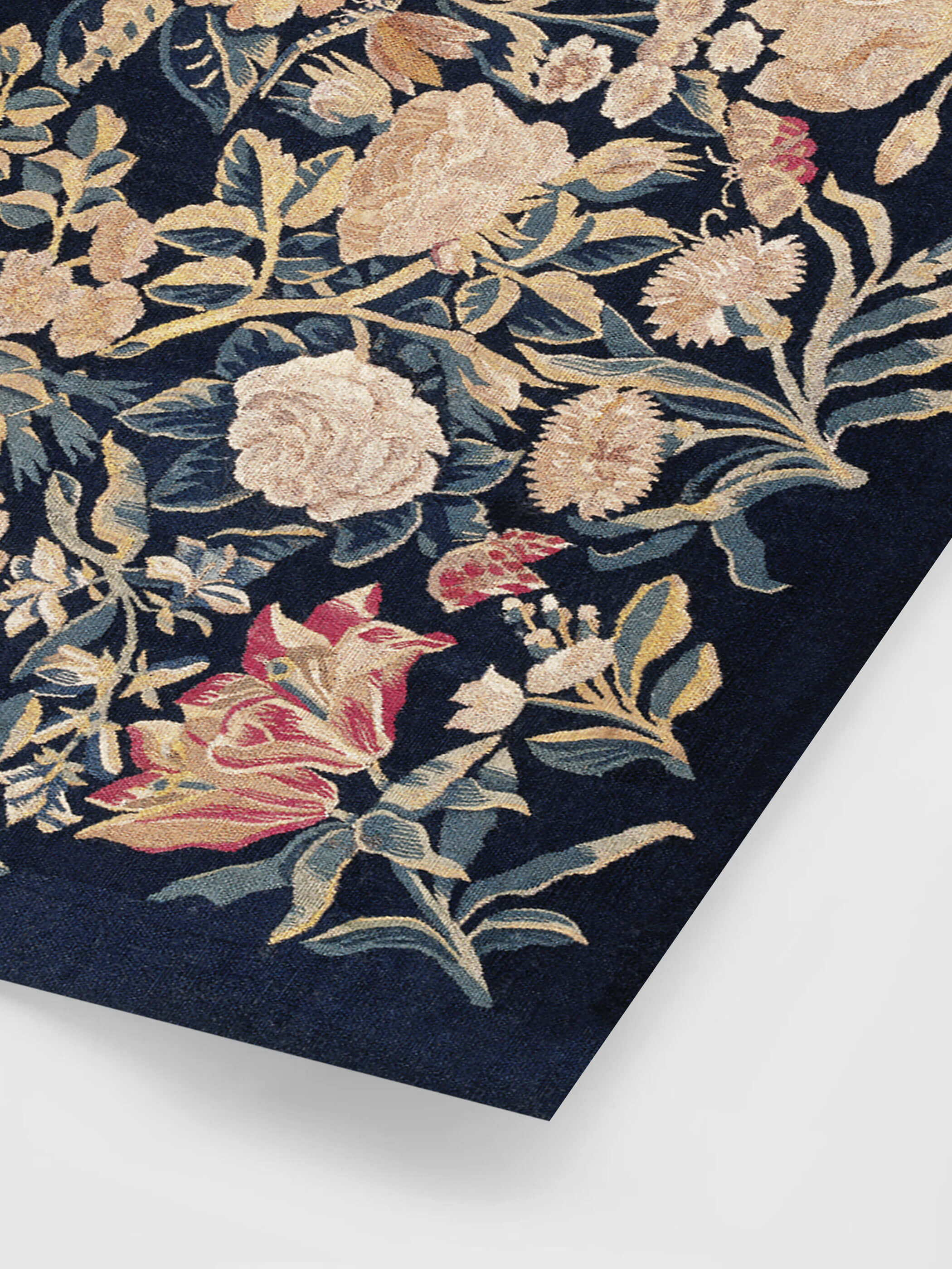 Detailansicht eines floralen Gobelin-Kunstdrucks mit Rosen, Lilien und Nelken in Beige, Rosa und Rot auf dunkelblauem Hintergrund. Feine Blätter und Blüten fügen sich zu einem eleganten Muster zusammen, inspiriert von einem antiken Stuhlbezug.