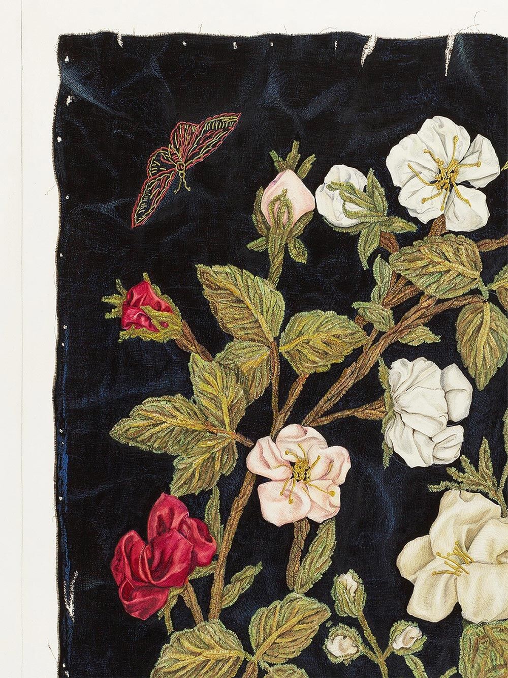 Nahaufnahme eines floralen Vintage-Kunstdrucks mit kunstvoll gestickten Blüten in Weiß, Rosa und Rot auf dunklem Stoffhintergrund. Feine Details und goldene Akzente verleihen dem Motiv eine edle, historische Anmutung.