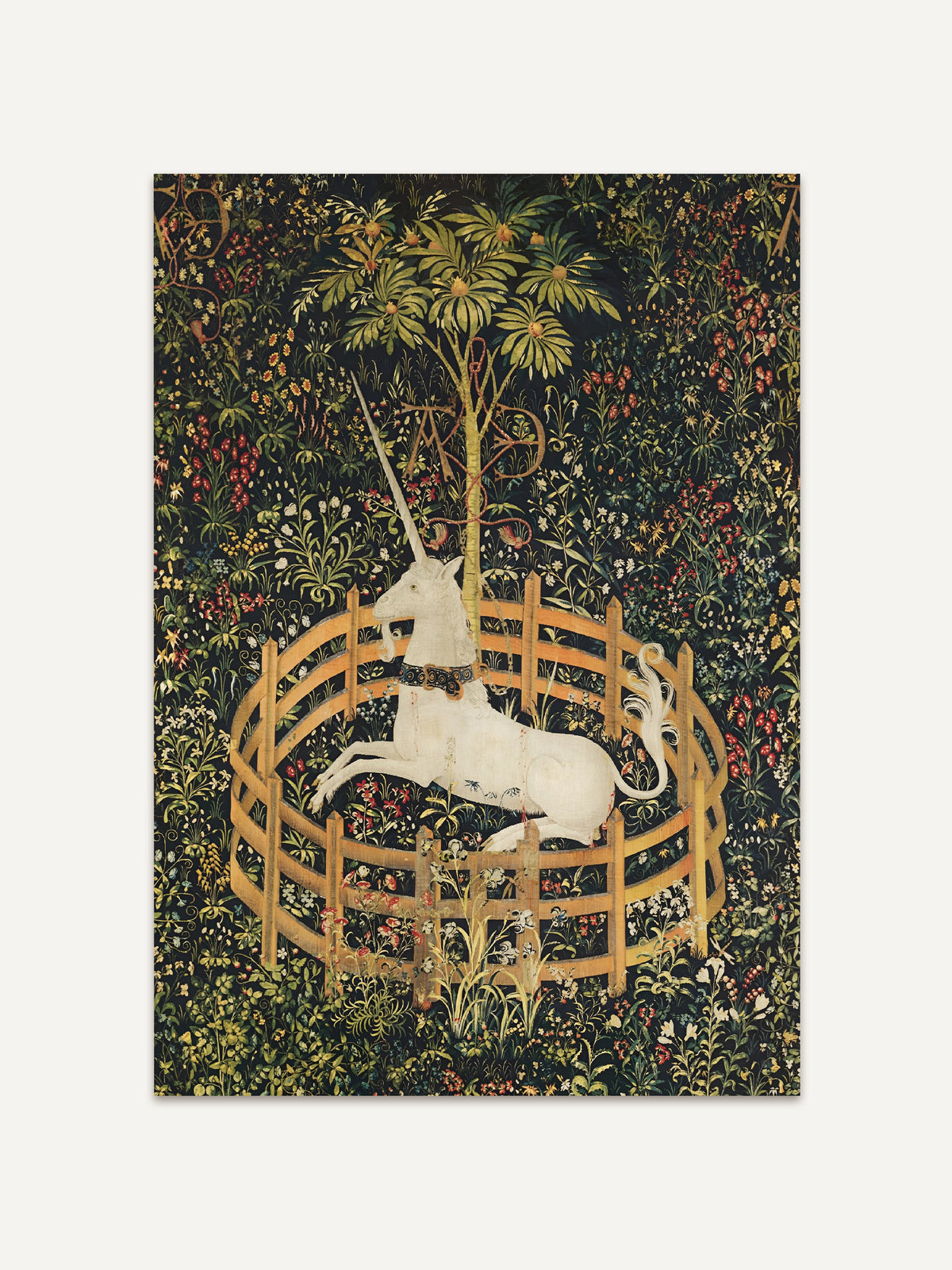 Poster, das die Reproduktion eines mittelalterlichen Gobelins mit einem weißen Einhorn zeigt, das in einem runden, niedrigen Holzzaun ruht, an einen Baum gebunden ist und von üppiger Vegetation umgeben wird. Der Baum trägt reife Granatäpfel, die Fruchtbarkeit und Ehe symbolisieren. #Rahmen_Ohne Rahmen