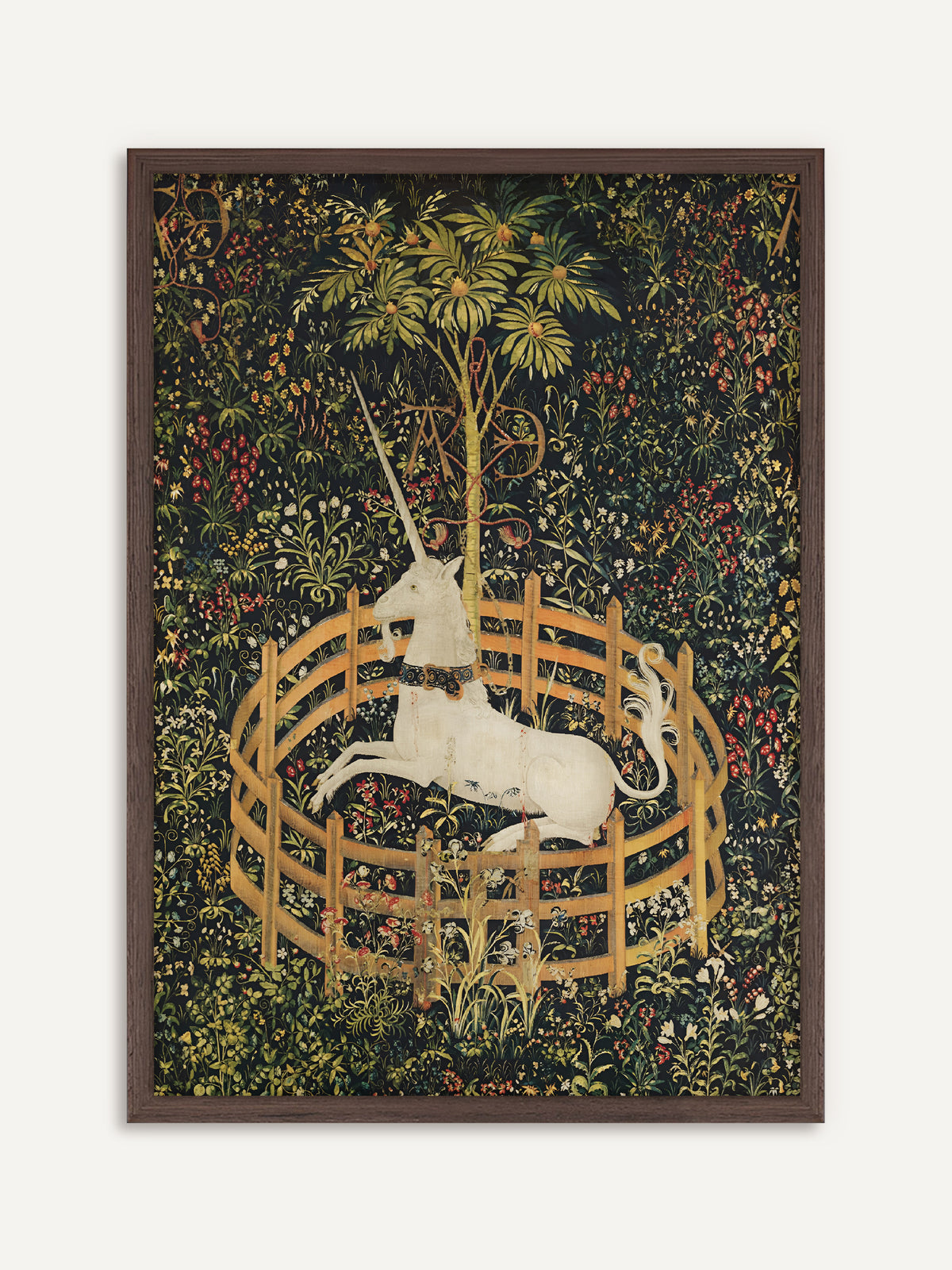 Poster mit einem ruhenden Einhorn in einem runden Gatter unter einem Granatapfelbaum, umgeben von unzähligen Wildblumen im Stil eines mittelalterlichen Gobelins. Der Rahmen aus dunklem Holz greift die tiefen Grüntöne auf und betont den Vintage-Charakter. #Rahmen_Dunkles Holz