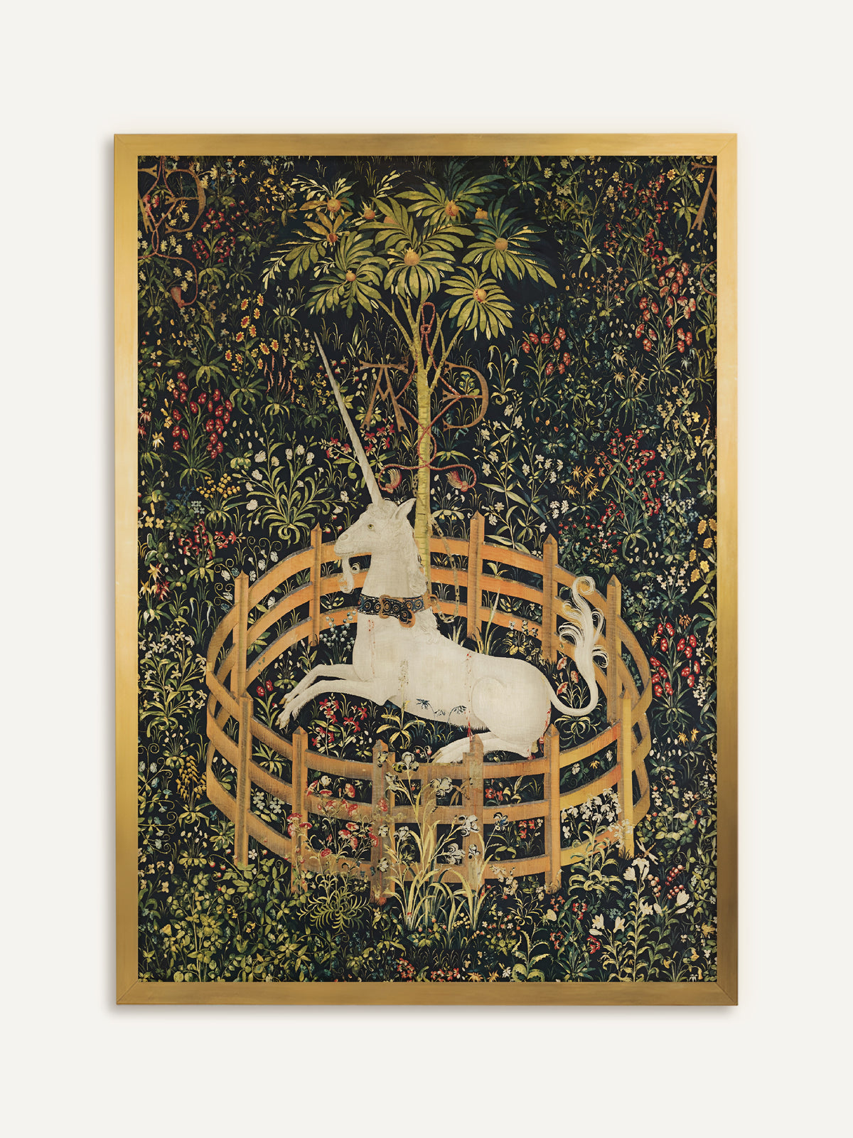 Kunstdruck mit einem ruhenden Einhorn in einem runden Gatter unter einem Granatapfelbaum, umgeben von unzähligen Wildblumen im Stil eines mittelalterlichen Gobelins. Der goldene Rahmen nimmt die Ockertöne auf und verleiht dem Motiv edlen Glanz. #Rahmen_Gold