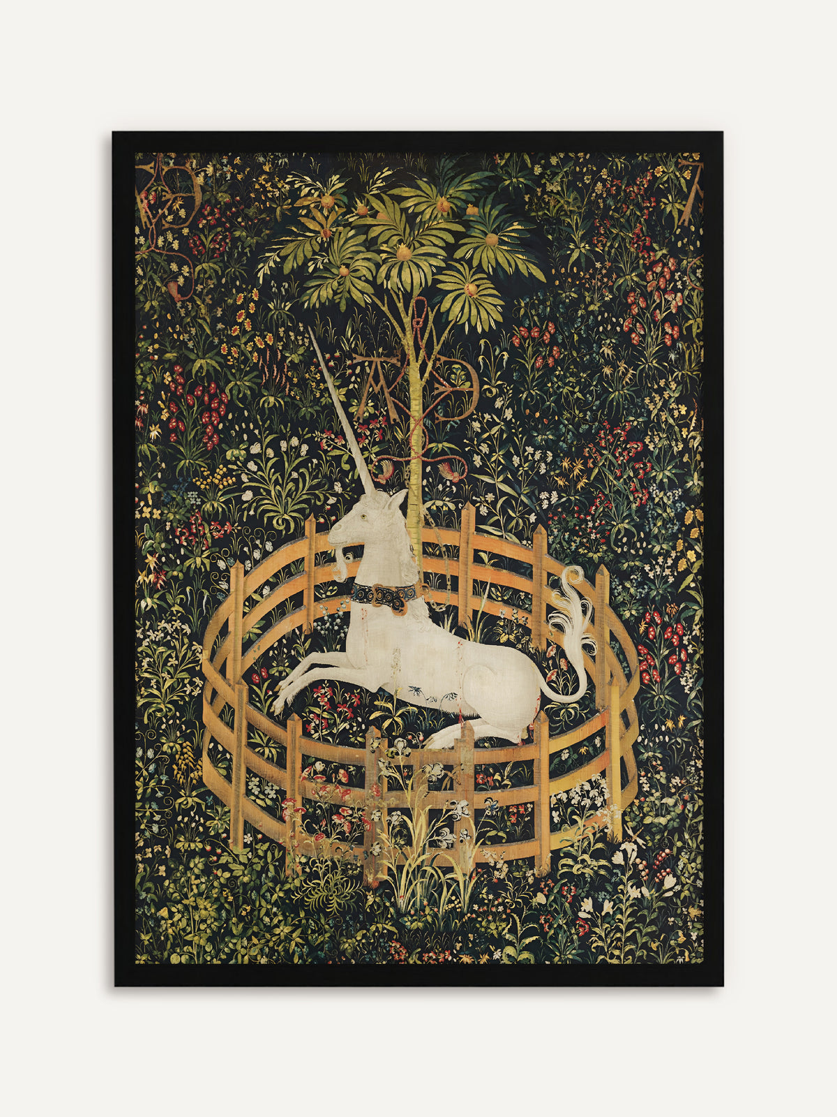 Vintage-Poster mit einem ruhenden Einhorn in einem runden Gatter unter einem Granatapfelbaum, umgeben von unzähligen Wildblumen im Stil eines mittelalterlichen Gobelins. Mit schwarzem Rahmen treten die leuchtenden Farben besonders klar hervor. #Rahmen_Schwarz