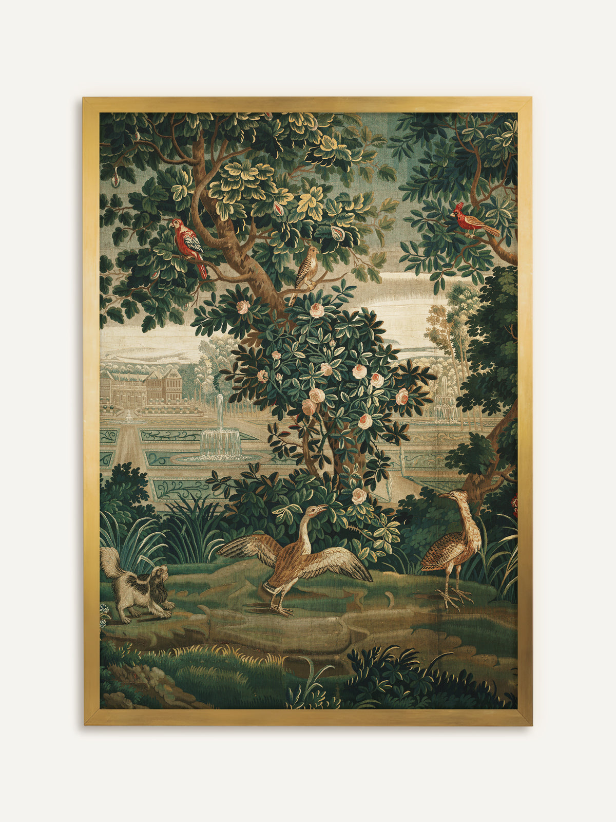 Kunstdruck mit Vögeln und einem Spaniel unter blühenden Bäumen, hinter denen ein Schlossgarten mit Springbrunnen liegt, im Stil eines Verdure-Gobelins. Der goldene Rahmen unterstreicht die barocke Pracht der Szene. #Rahmen_Gold