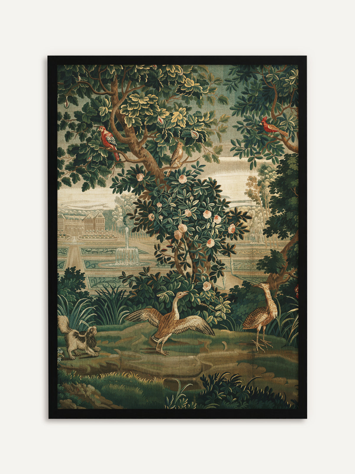 Vintage-Poster mit Vögeln und einem Spaniel unter blühenden Bäumen, hinter denen ein Schlossgarten mit Springbrunnen liegt, im Stil eines Verdure-Gobelins. Mit schwarzem Rahmen bekommt das florale Motiv einen klaren, modernen Kontrast. #Rahmen_Schwarz