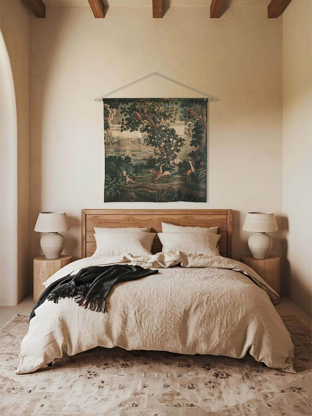 Klassischer Rokoko Wandteppich als stilvolles Statement über einem rustikalen Holz-Bett. Die botanischen Details in Grün und Gold sorgen für ein luxuriöses, historisches Ambiente.