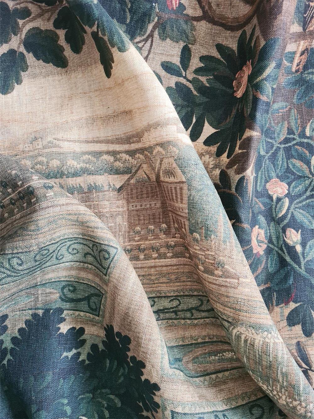 Detail des Rokoko Wandteppichs mit barockem Schloss, floralen Ornamenten und kunstvoller Webstruktur. Warme Farbtöne und historischer Stil schaffen eine edle Atmosphäre.