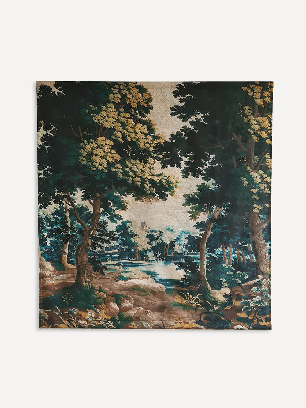 Großer Verdure-Wandteppich mit malerischer Waldszene, inspiriert von antiken Tapisserien. Satte Grüntöne und detailreiche Bäume schaffen eine zeitlose, elegante Wanddekoration für Wohn- oder Schlafzimmer im Landhaus- oder Vintage-Stil.