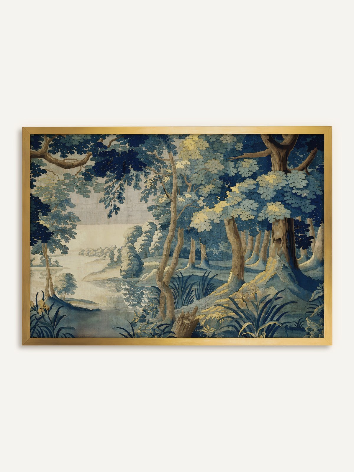 Wandbild, das einen Waldsee im Stil eines alten Wandteppichs mit hohen Bäumen in Indigo, Blau und Gelb sowie Schilf und gelber Iris am Ufer zeigt. Im goldenen Rahmen greift das antike Textilmotiv die gelben Blätter auf. #Rahmen_Gold