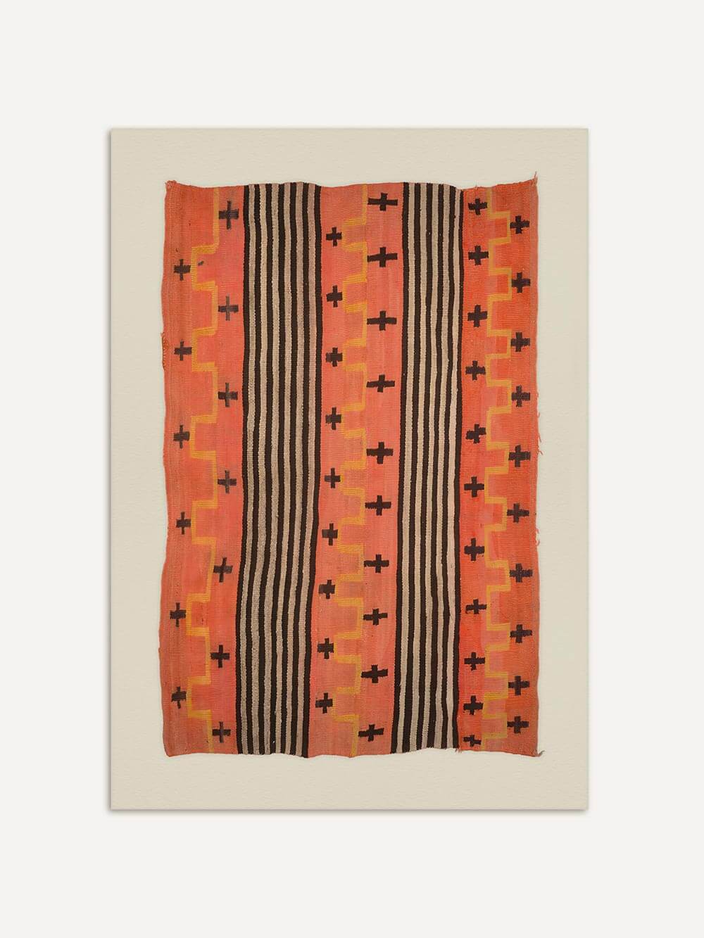 Textiler Kunstdruck mit vertikalen Streifen, Kreuzmotiven und Zickzacklinien in warmen Orange- und Erdtönen auf hellem Hintergrund. Das minimalistische Wandbild wirkt ruhig und ausgewogen und eignet sich als modernes Poster für stilvolle Wohnräume.