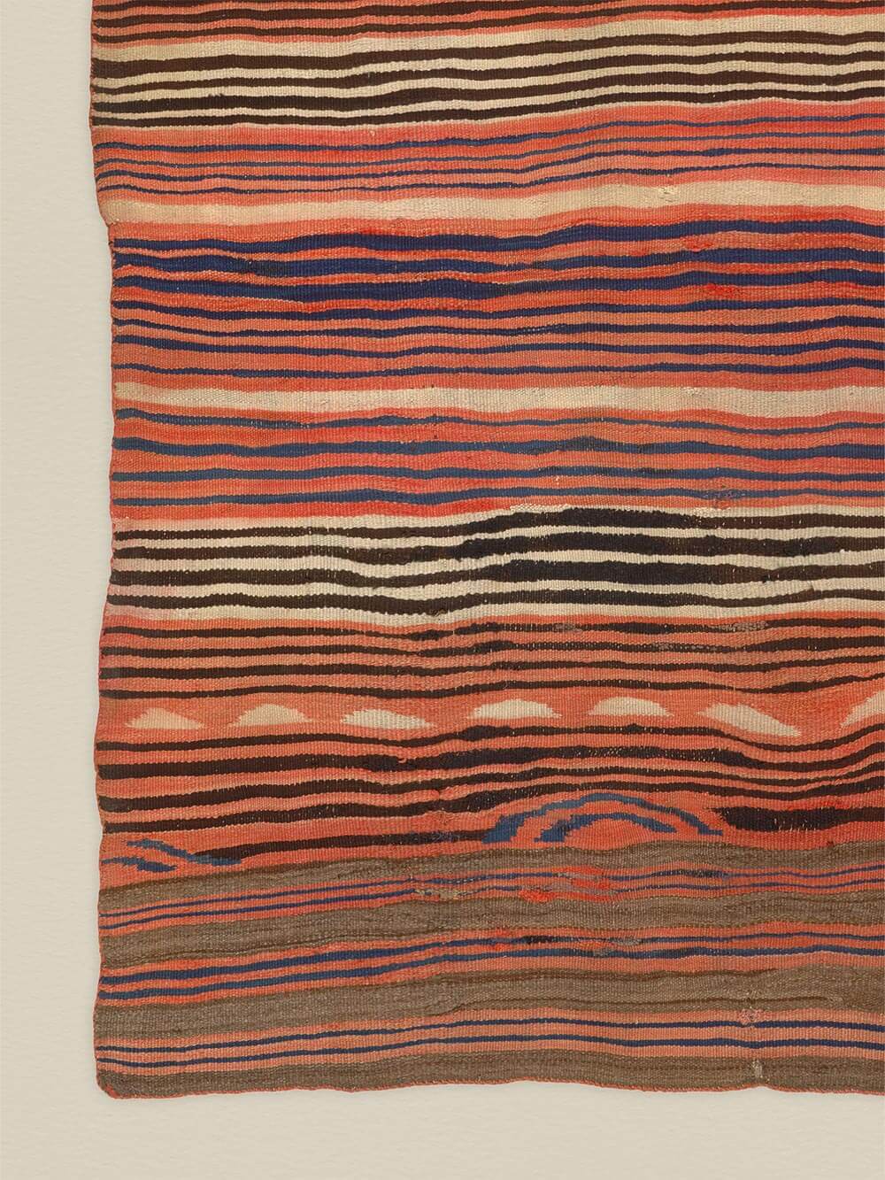 Nahaufnahme Kunstdrucks mit gewebtem Muster mit horizontalen Streifen in Rot, Beige, Braun und Blau. Die sichtbare Textur und leichte Unregelmäßigkeit des Motivs betonen den handwerklichen Charakter des Kunstdrucks und verleihen dem Poster eine authentische, textile Anmutung.