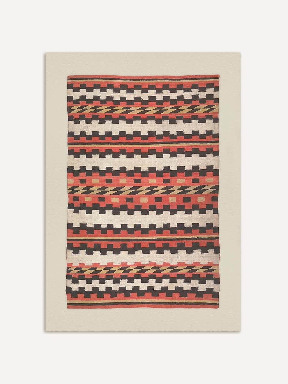 Textiler Kunstdruck mit grafischem Webmuster in Rot, Schwarz und Creme auf hellem Hintergrund, der an traditionelle Boho-Textilien erinnert und ruhig sowie ausgewogen wirkt. Das Wandbild eignet sich als stilvolles Poster für natürliche Wohnräume und moderne Galerie-Wände.