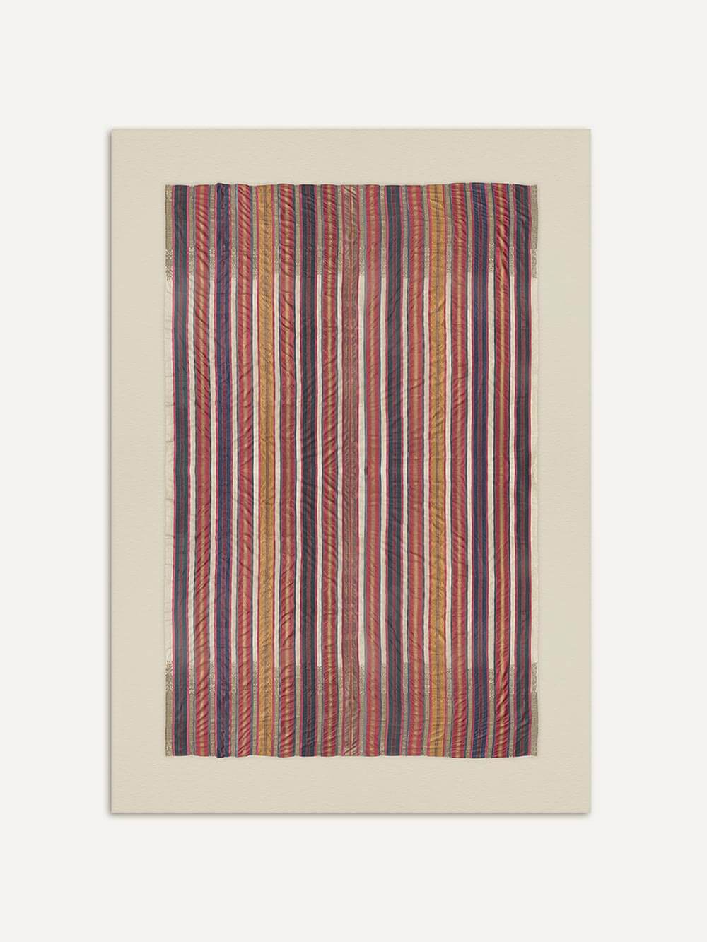 Antiker Textil-Kunstdruck mit vertikalen Streifen in Rot, Ocker, Blau und Creme auf hellem Hintergrund, ruhig und ausgewogen komponiert. Das Wandbild zeigt eine textile Struktur mit handgewebter Anmutung und eignet sich als zeitloses Poster für natürliche Wohnräume.