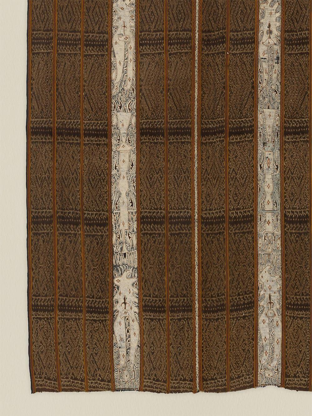 Nahaufnahme des Kunstdrucks zeigt feine Webstruktur, ornamentale Linien und dezente Farbnuancen in Braun und Naturweiß. Die Detailansicht betont die textile Anmutung und die Tiefe des Motivs für hochwertige Wandkunst.