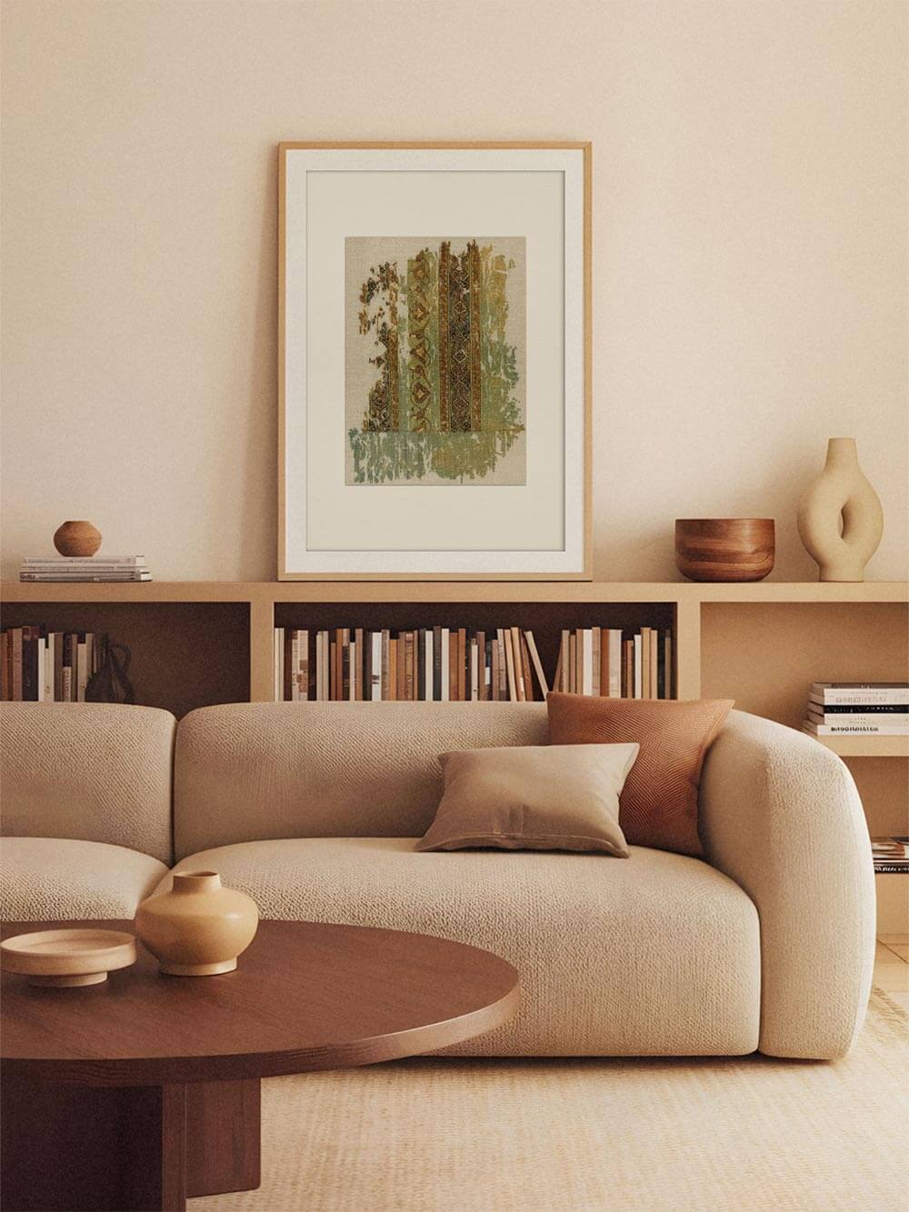 Textiler Kunstdruck hängt über einem beigen Sofa in einem warmen, minimalistischen Wohnzimmer, wobei das Wandbild eine ruhige, natürliche Stimmung erzeugt und sich ideal für Japandi-, Wabi-Sabi- oder moderne Galerie-Wände eignet.