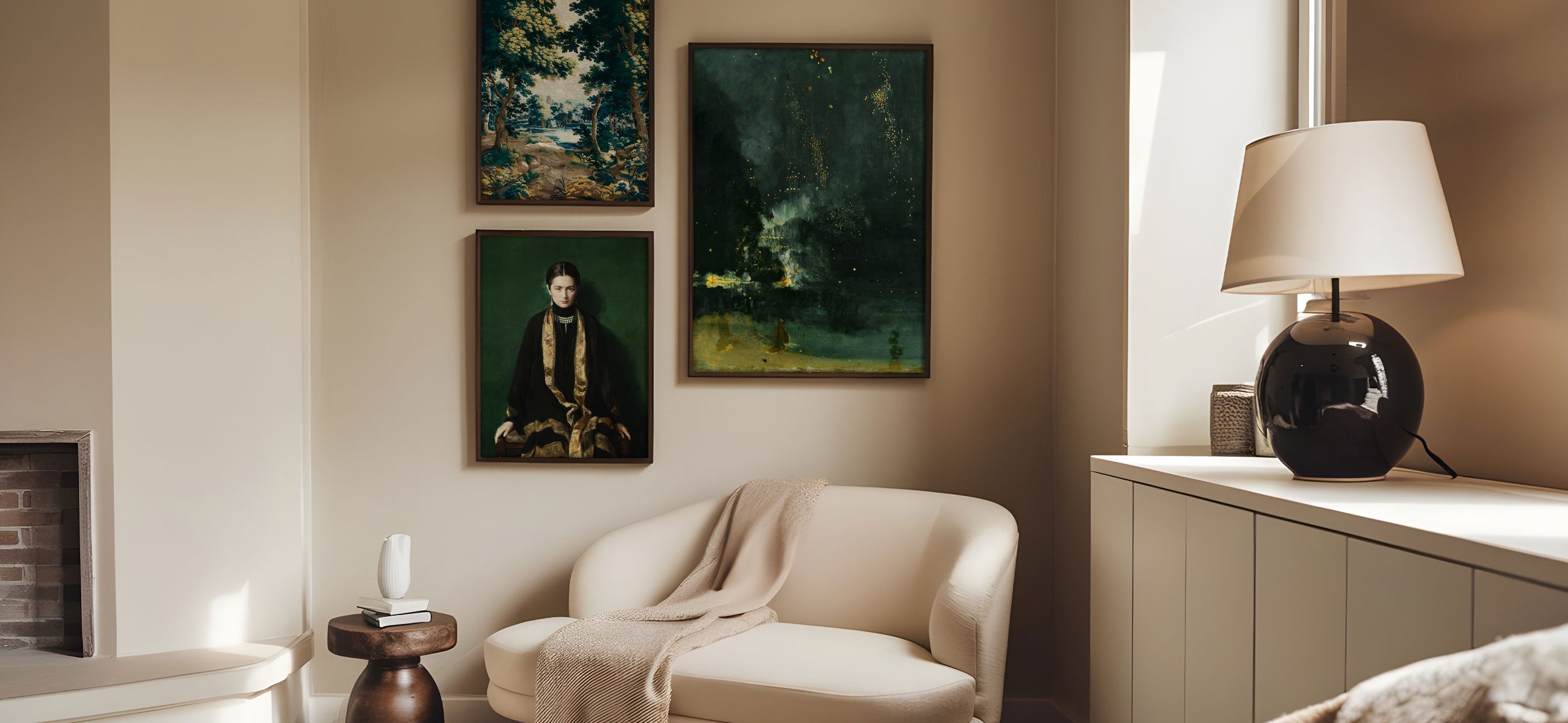 Drei gerahmte Kunstwerke in dunklen Grüntönen hängen an einer beigefarbenen Wand über einem cremefarbenen Sessel in einem elegant eingerichteten Wohnzimmer mit minimalistischer Dekoration und sanftem Tageslicht.