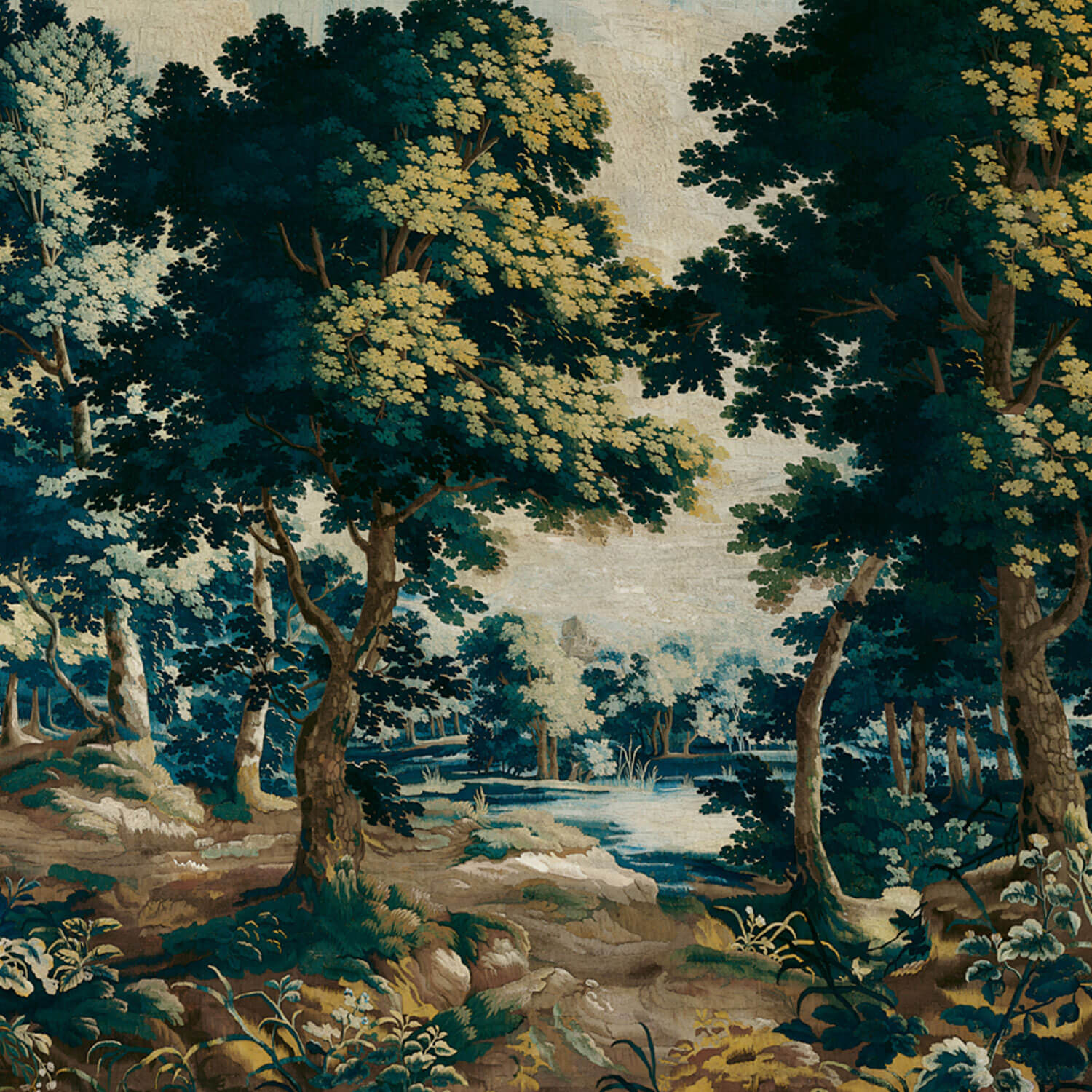 Detailreiche Waldszene in reicher Farbpalette auf textiler Leinwand, zeigt majestätische grüne Bäume, fließendes Wasser und naturgetreue Vegetation – inspiriert von klassischer Tapisserie.