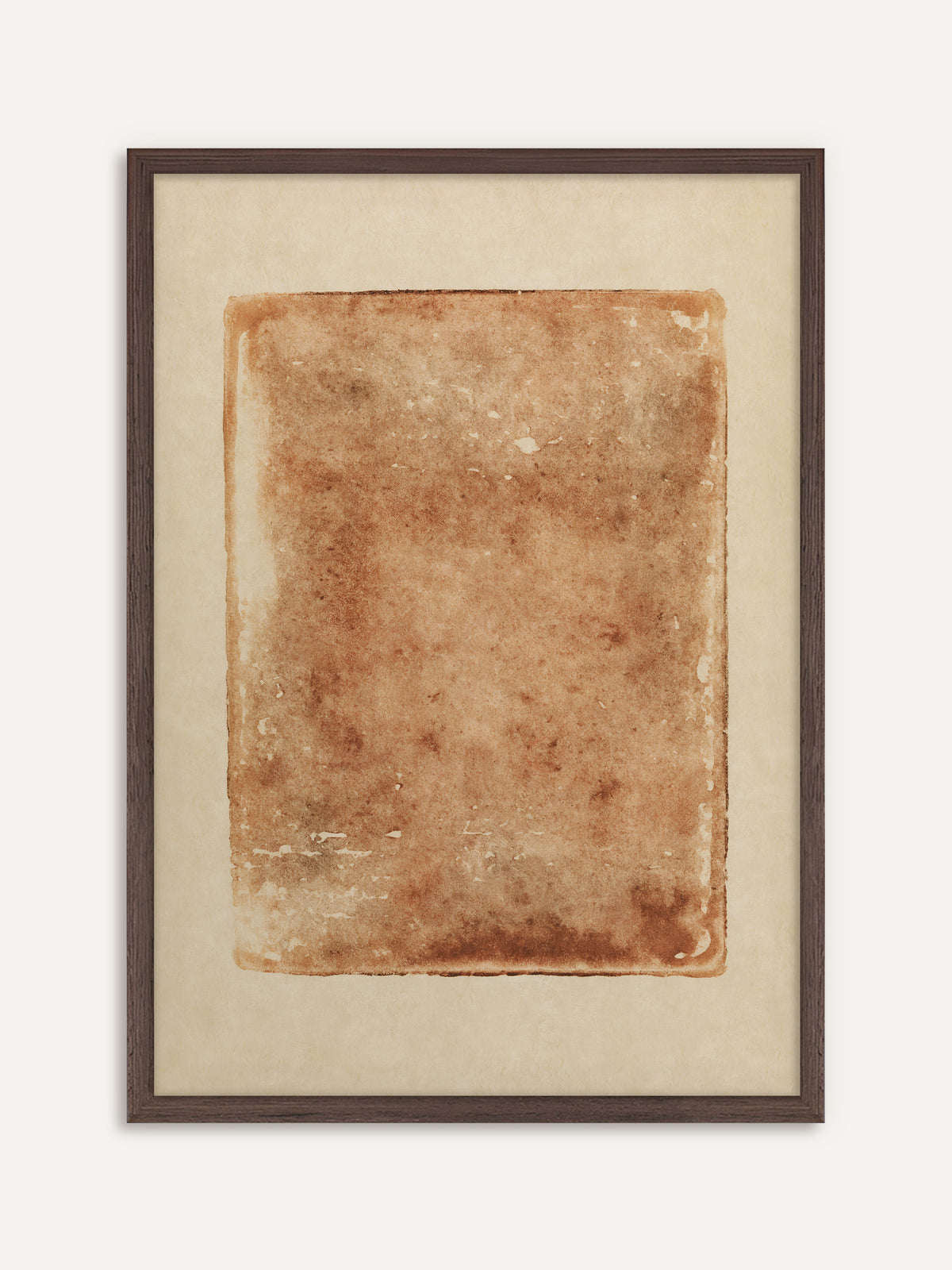 Poster, das ein rostbraunes, unregelmäßig gemaltes Rechteck mit hellen Flecken und dunkleren Rändern auf cremefarbenem Papier zeigt. Der Rahmen aus dunklem Holz greift die dunklen Kanten auf und gibt dem Japandi-Motiv mehr Gewicht. #Rahmen_Dunkles Holz