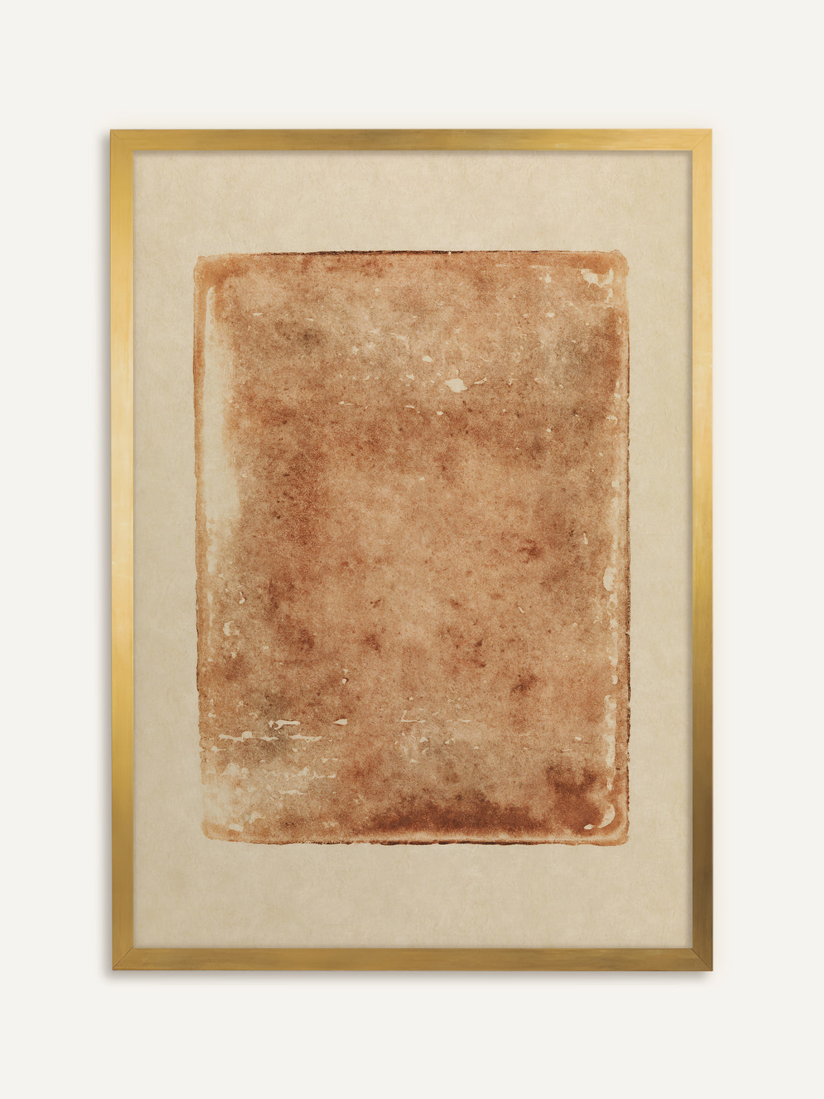 Wandbild, das ein rostbraunes, unregelmäßig gemaltes Rechteck mit hellen Flecken und dunkleren Rändern auf cremefarbenem Papier zeigt. Im goldenen Rahmen leuchtet das Rostbraun wärmer, fast wie ein antikes Fundstück. #Rahmen_Gold