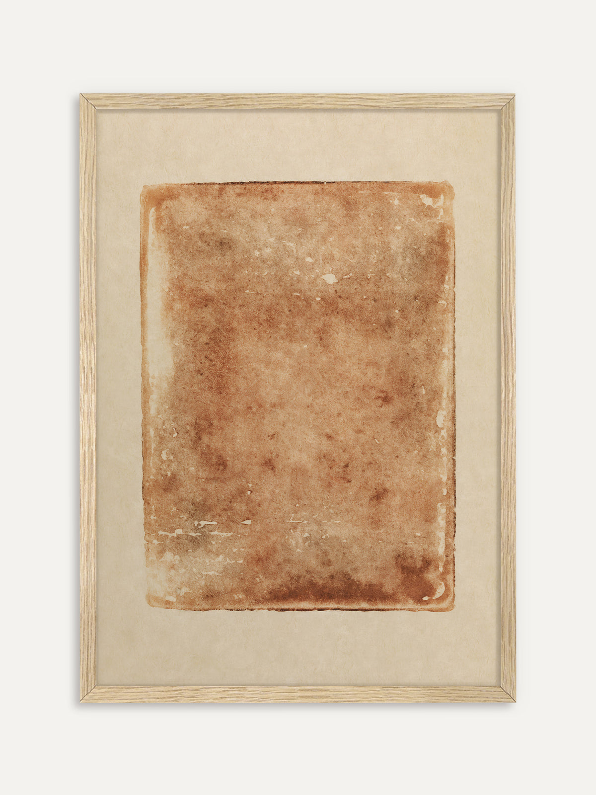 Kunstdruck, der ein rostbraunes, unregelmäßig gemaltes Rechteck mit hellen Flecken und dunkleren Rändern auf cremefarbenem Papier zeigt. Im Rahmen aus hellem Holz wirkt das minimalistische Wabi-Sabi-Motiv warm und natürlich. #Rahmen_Helles Holz