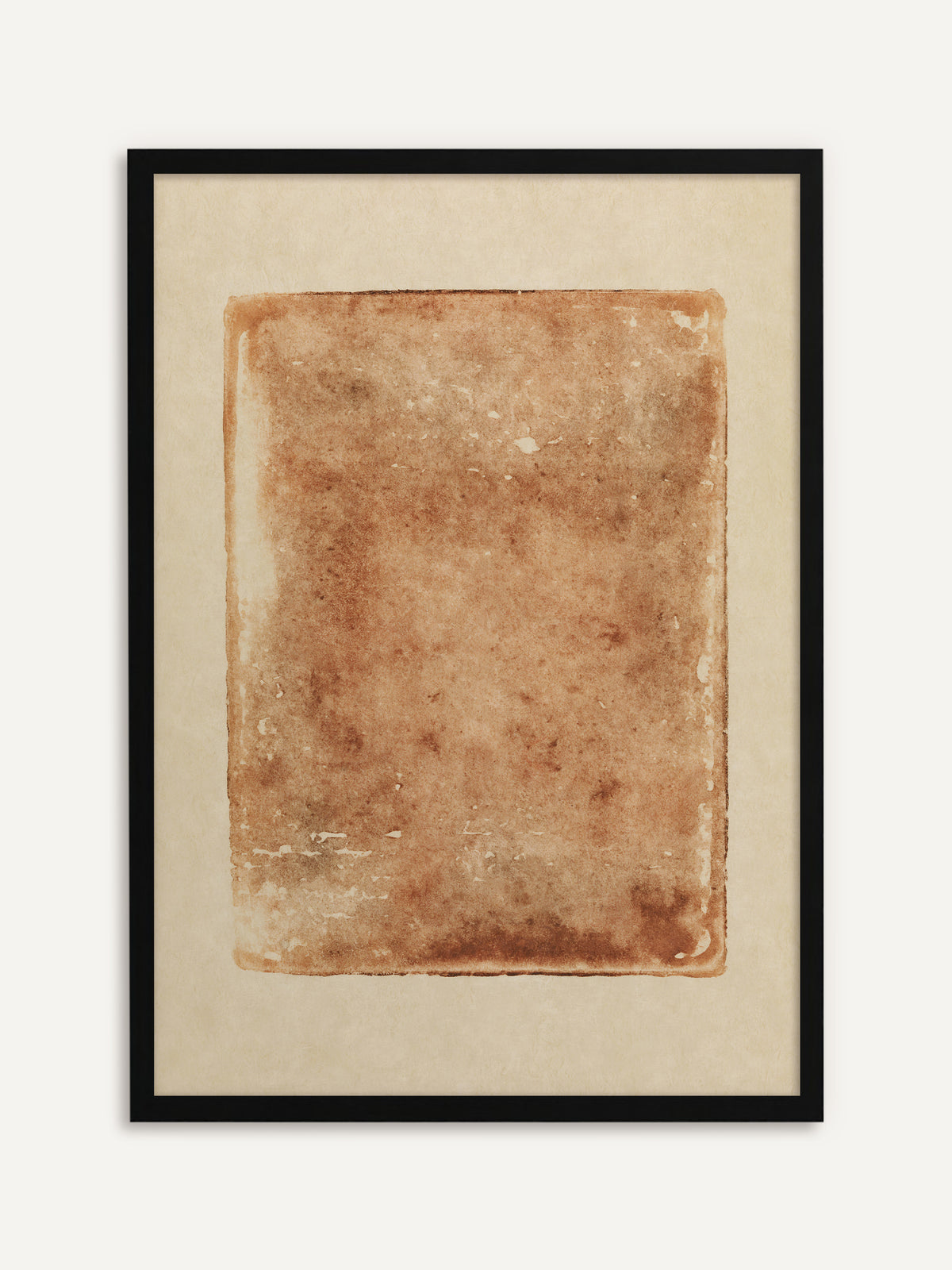 Gerahmtes Poster, das ein rostbraunes, unregelmäßig gemaltes Rechteck mit hellen Flecken und dunkleren Rändern auf cremefarbenem Papier zeigt. Mit schwarzem Rahmen bekommt das abstrakte Vintage-Motiv eine klare, moderne Kontur. #Rahmen_Schwarz