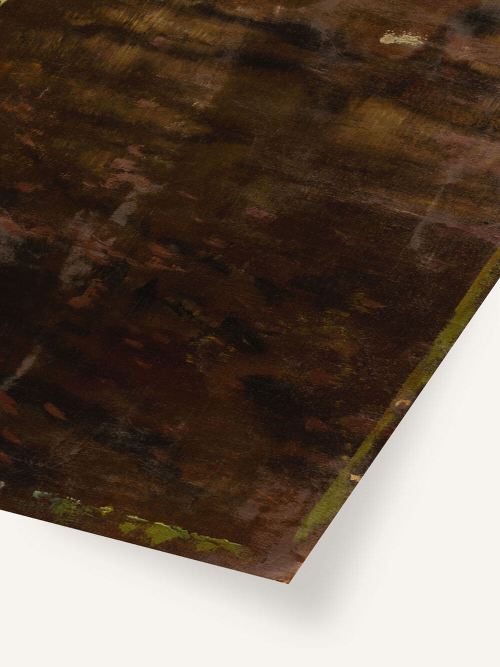 Nahaufnahme eines dunklen abstrakten Kunstdrucks in Brauntönen, akzentuiert mit feinen Grüntönen und erdigen Nuancen. Die Textur und die schattierten Bereiche erzeugen eine tiefe, geheimnisvolle Atmosphäre, die an natürliche Strukturen erinnert.
