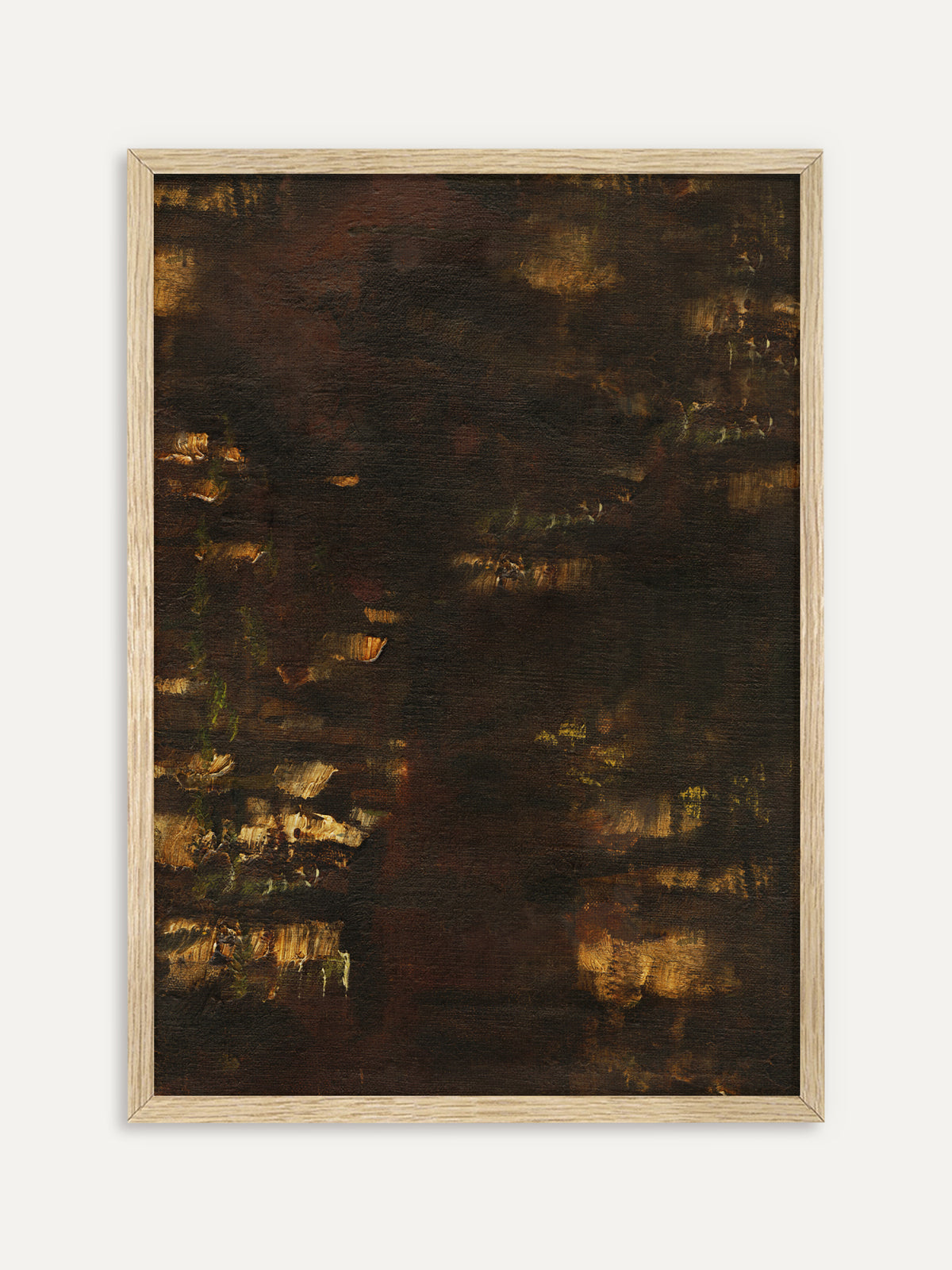 Kunstdruck, der fast schwarzes Braun mit kurzen, waagerechten Pinselstrichen in Gold, Ocker und Moosgrün zeigt, die wie Lichter im Dunkeln wirken. Im Rahmen aus hellem Holz wirkt das moody Motiv weniger schwer. #Rahmen_Helles Holz