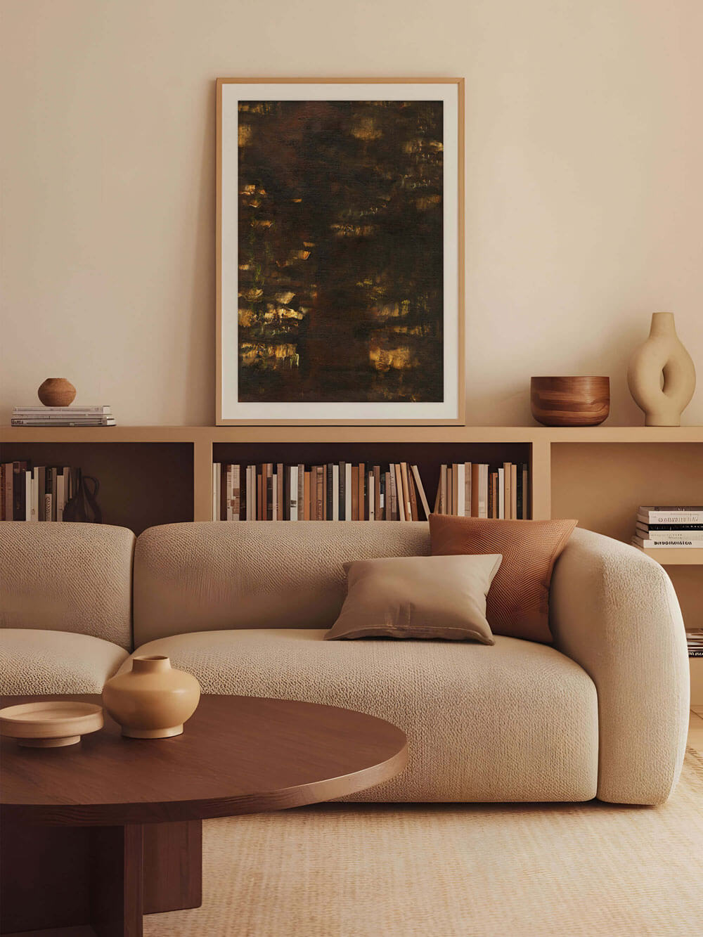 Ein großes abstraktes Gemälde in warmen, dunklen Farbtönen hängt über einem modernen Bücherregal in einem gemütlichen Wohnzimmer mit einer hellen Sofa-Landschaft.