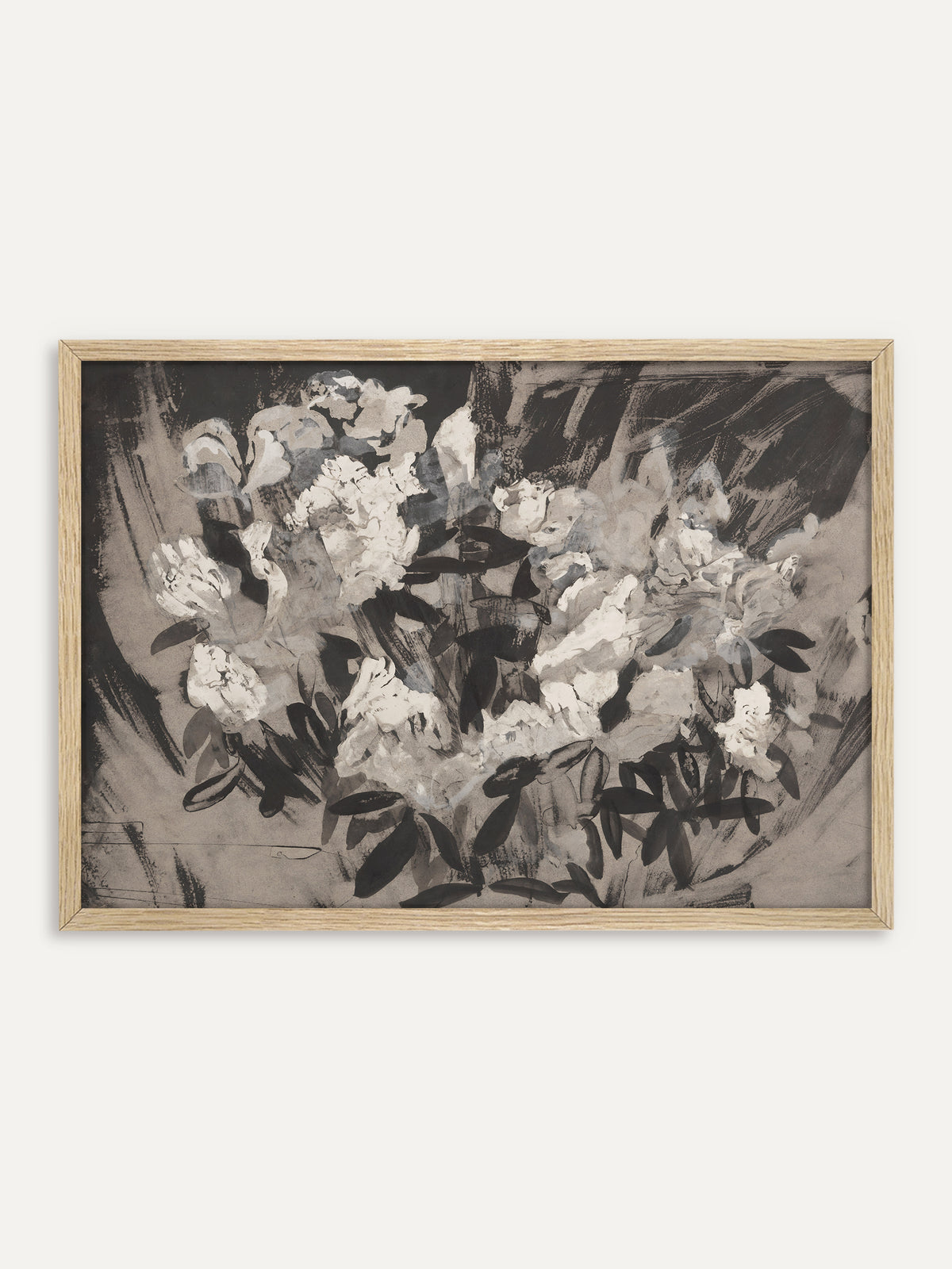 Kunstdruck, der einen üppigen Strauß weißer Pfingstrosen mit schwarzen Blättern in grober Tuschemalerei vor grauem und schwarzem Hintergrund zeigt. Im Rahmen aus hellem Holz passt das monochrome Blumenmotiv gut zu einer Wabi-Sabi-Einrichtung. #Rahmen_Helles Holz