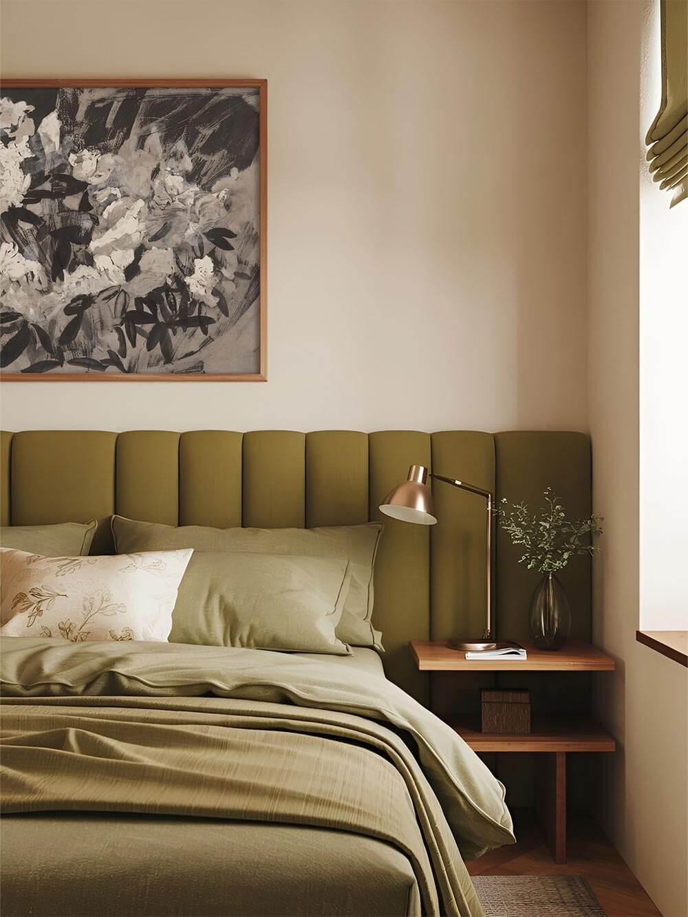 Der florale Kunstdruck hängt gerahmt über einem grünen Bett mit weicher Tagesdecke. Die monochrome Blütenkomposition verleiht dem Raum Ruhe und Struktur.