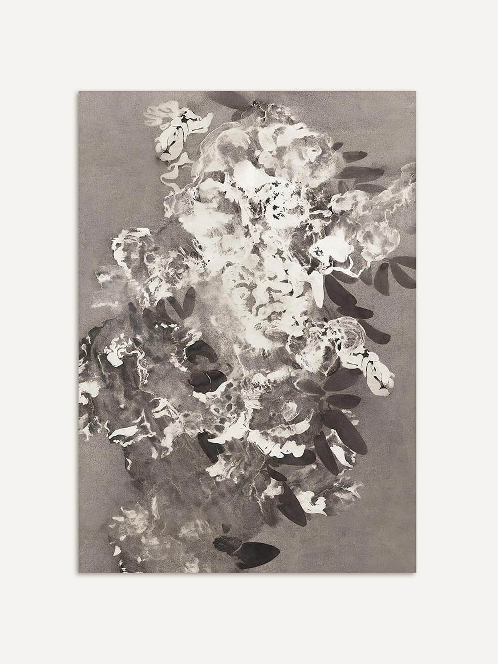 Abstrakter Kunstdruck mit floralen Elementen in Grauabstufungen auf strukturiertem Untergrund. Die künstlerische Darstellung wirkt ruhig und leicht verwischt.