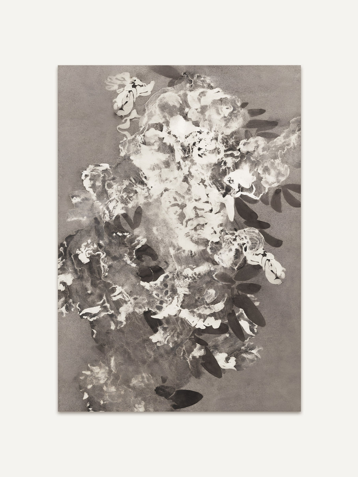 Abstrakter Kunstdruck mit floralen Elementen in Grauabstufungen auf strukturiertem Untergrund. Die künstlerische Darstellung wirkt ruhig und leicht verwischt. #Rahmen_Ohne Rahmen
