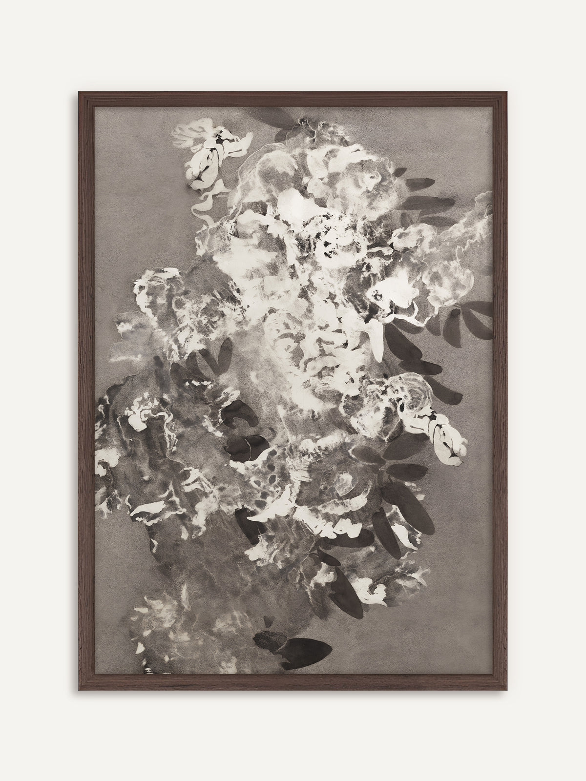Poster, das einen dichten Strauß heller Blüten mit schwarzen Blättern in Tusche und Weiß auf grauem Grund zeigt. Der Rahmen aus dunklem Holz unterstreicht die moody Wirkung der Grau- und Schwarztöne. #Rahmen_Dunkles Holz