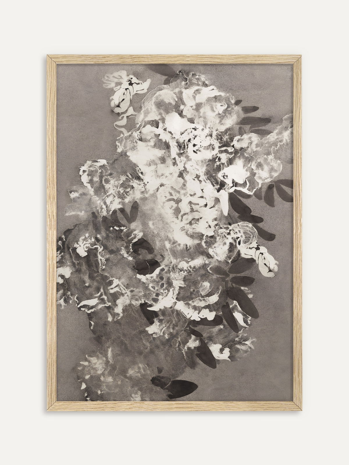 Kunstdruck, der einen dichten Strauß heller Blüten mit schwarzen Blättern in Tusche und Weiß auf grauem Grund zeigt. Im Rahmen aus hellem Holz wirkt das monochrome Blumenmotiv ruhig und passt zu Wabi-Sabi. #Rahmen_Helles Holz